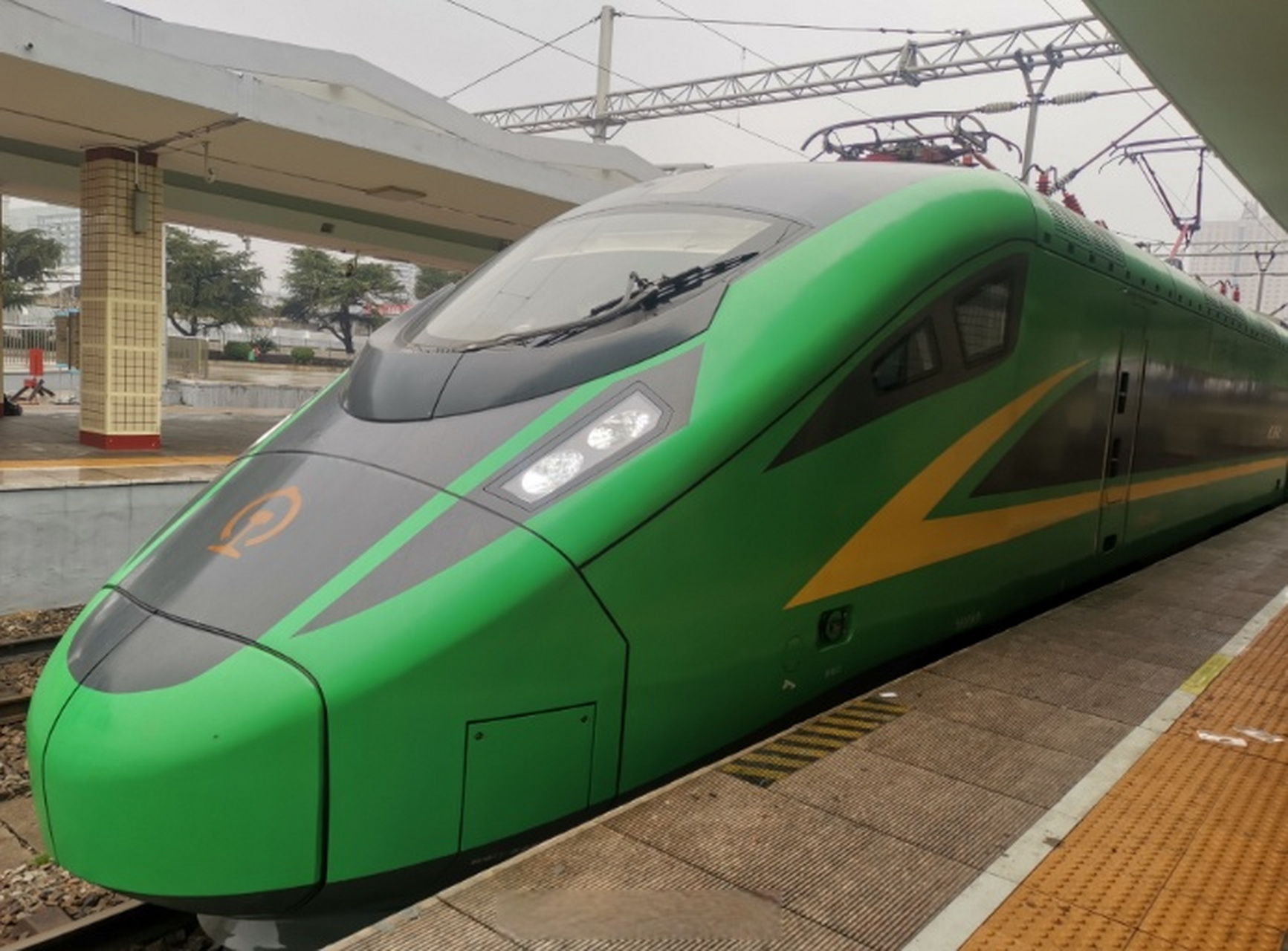 【长沙火车站首次始发绿巨人动车】为更好地满足"五