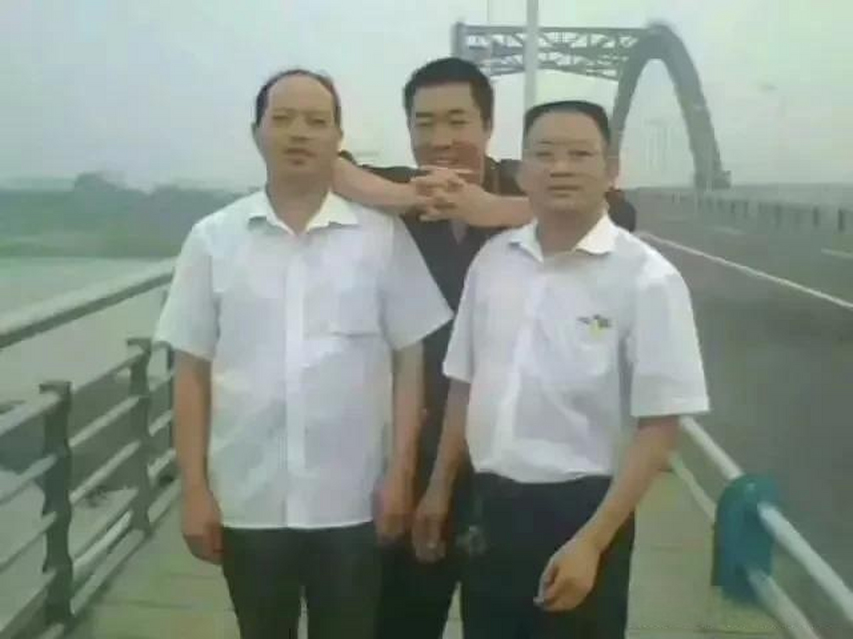 2009年暑假,我和幾位假期值班的同事到溫江金馬大橋上放風散心.