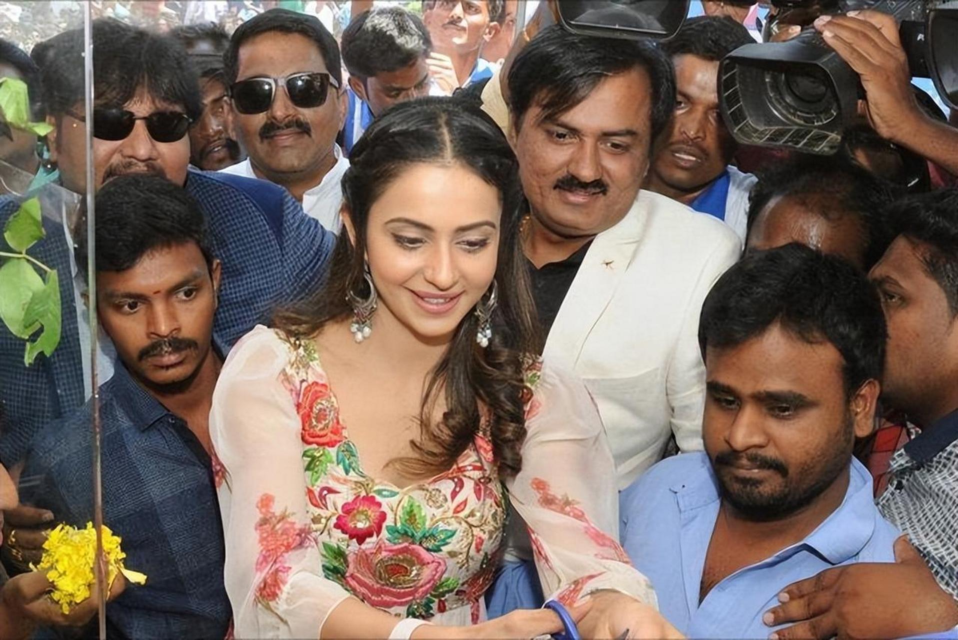 结婚15年不孕,40岁妻子印度出差一个月,生了一个混血宝宝.