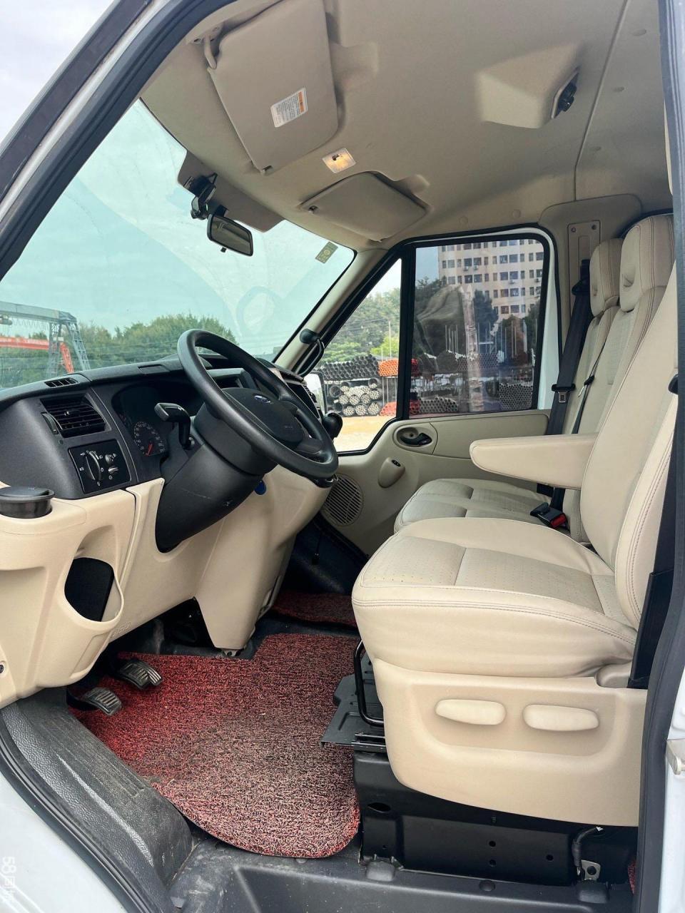 福特全顺2020年10座客车,柴油进口2.