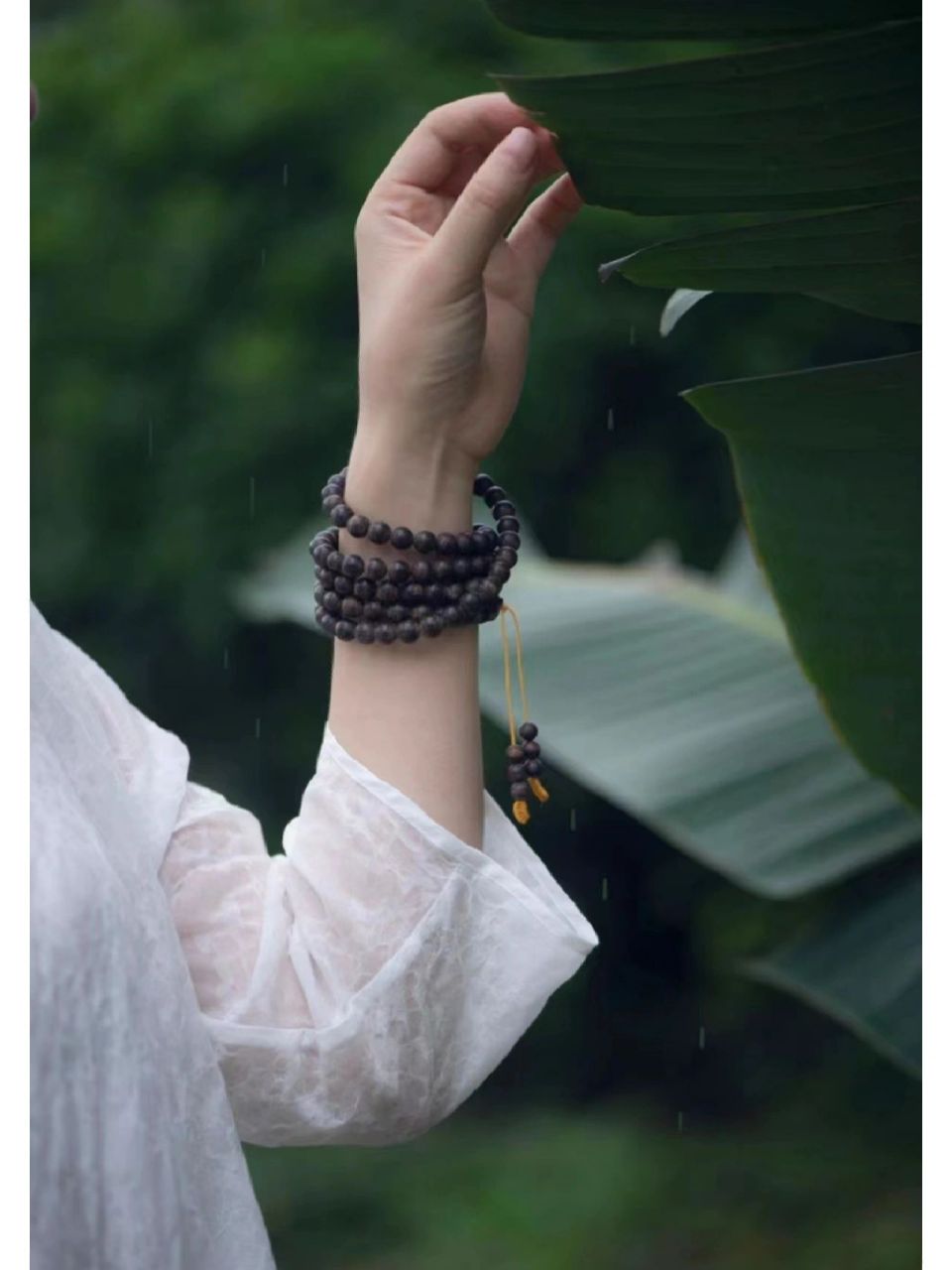 沉香手串所散发出的缕缕醇香,能够让人放松神经,缓解疲劳和压力.