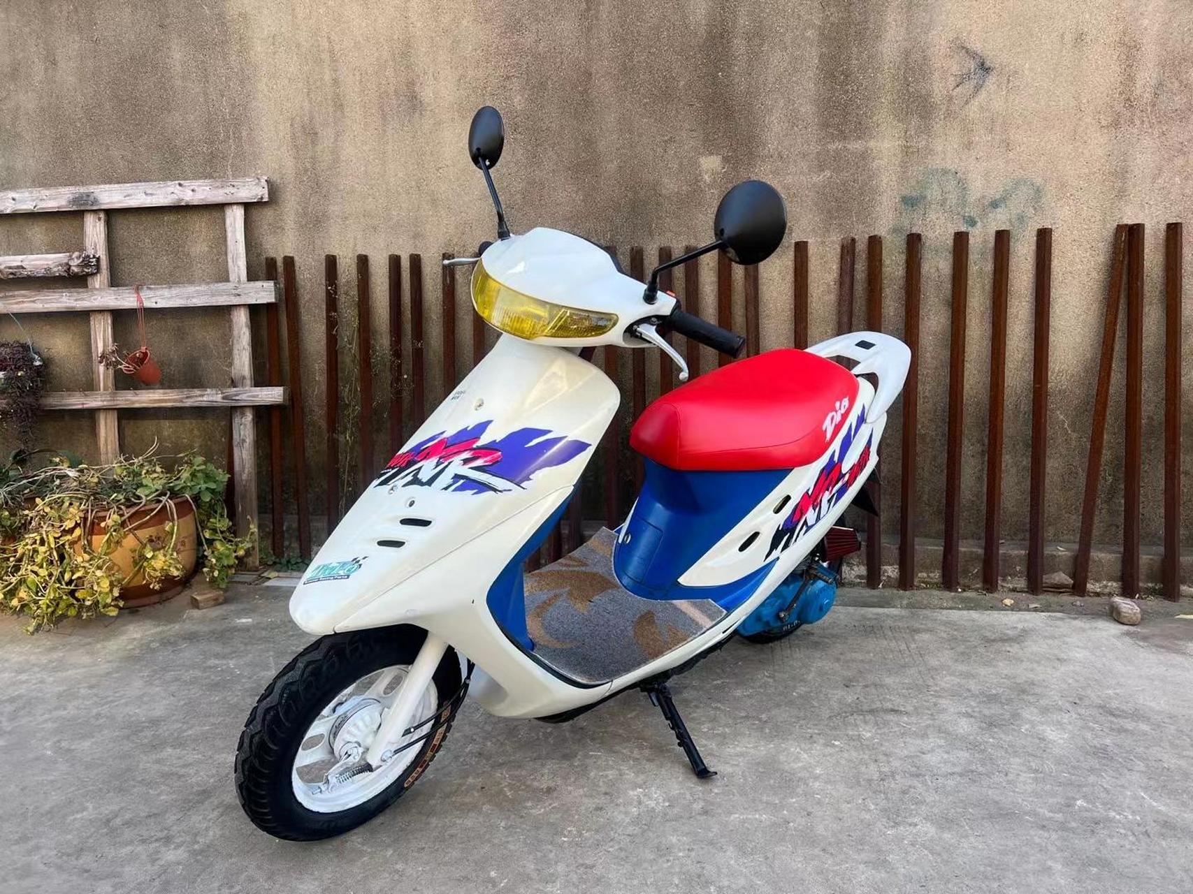 本田dio27期小钢炮 嘚嘚有劲的古董二冲程 随意翘头 手工v8排气 声浪