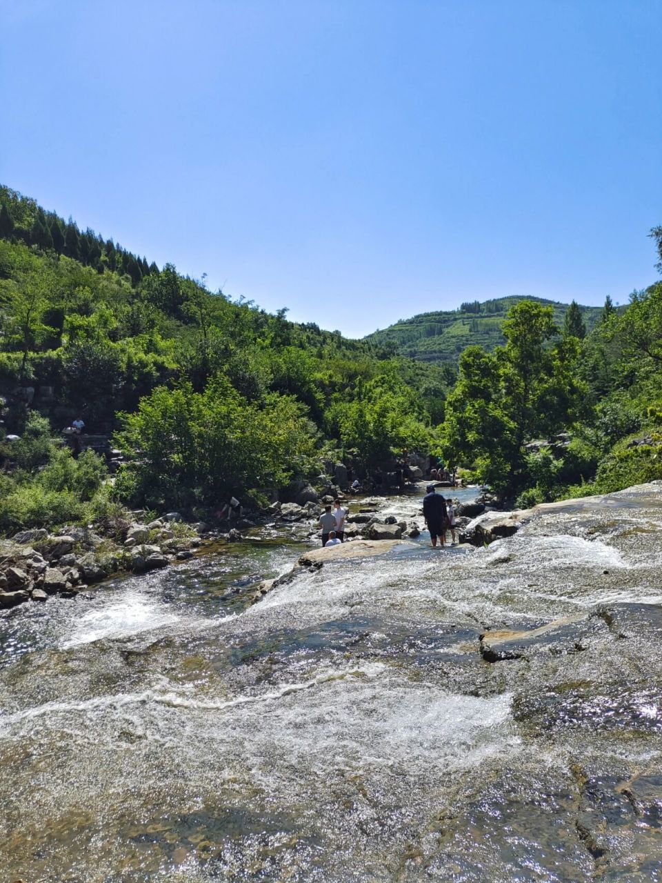 这里地势平缓,河水清澈,适合小孩子游玩(图二).
