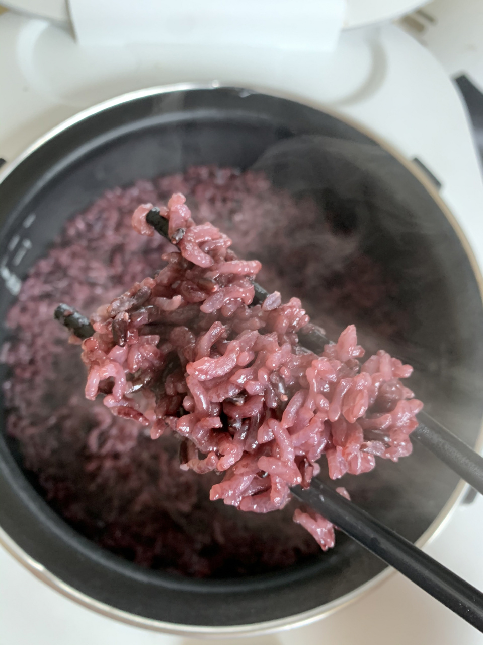 普及黑米饭的做法 黑色食品不但营养丰富,而且补血美容效果也非常好!