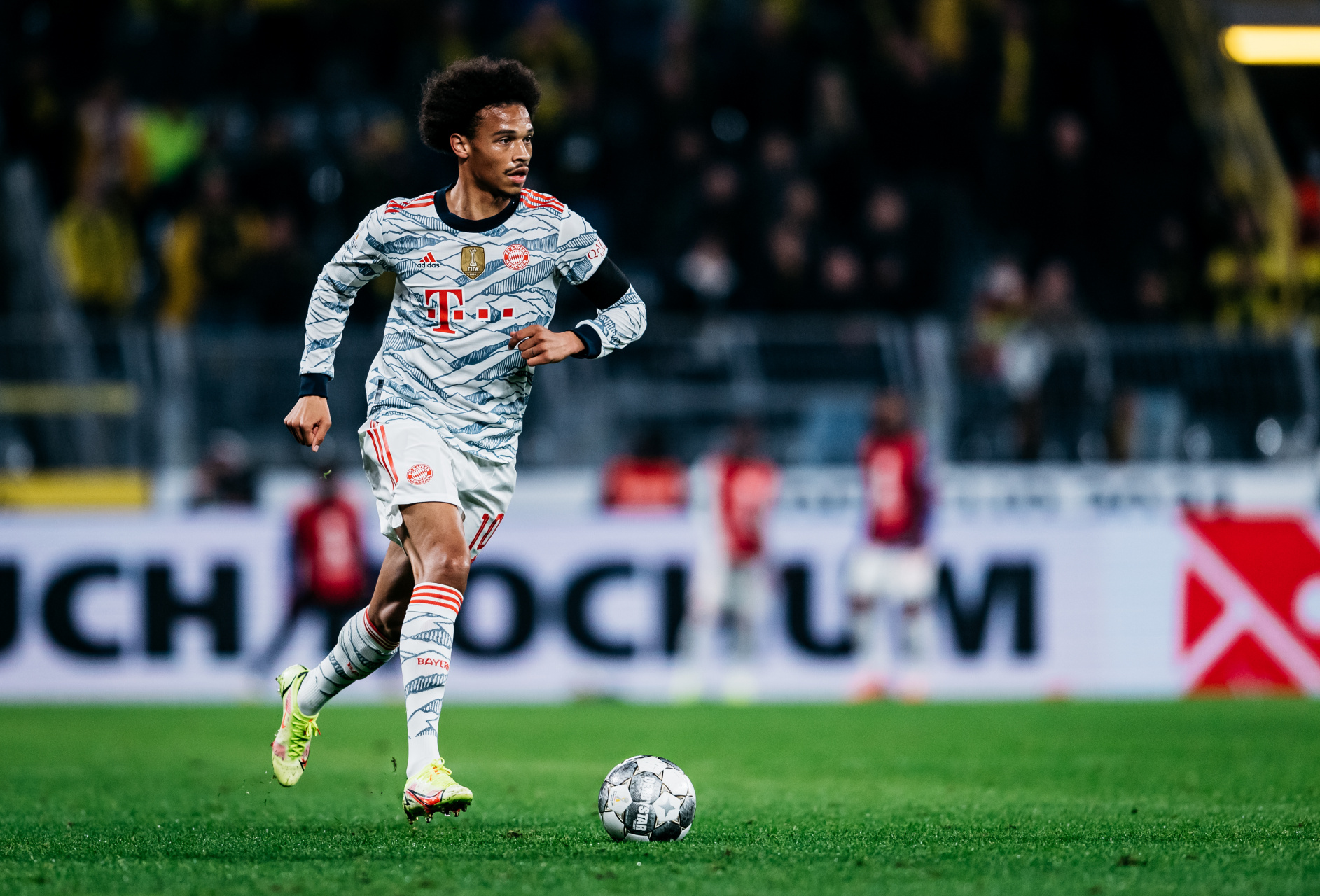 超清壁纸:勒鲁瓦-萨内(5000x3396) 超级杯赛场上的萨内.