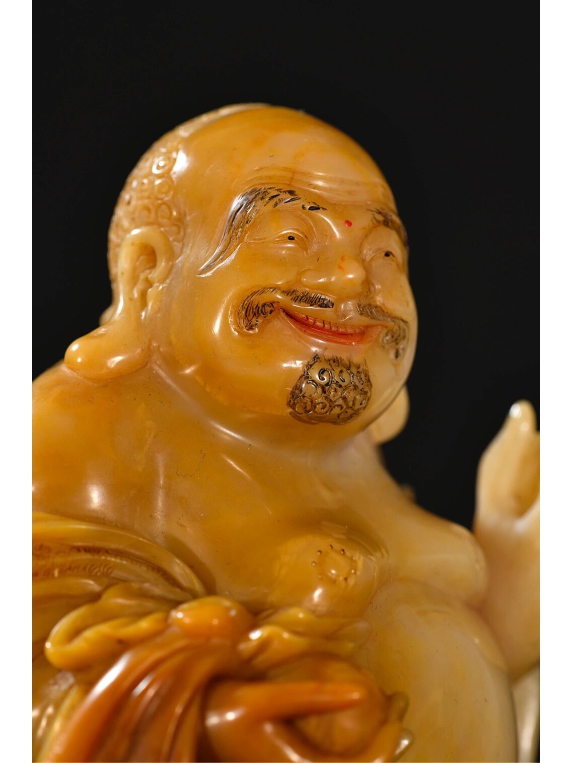 4cm重940克 高山田黄质地,石质细腻,雕刻布袋和尚,五官精致,开口大笑