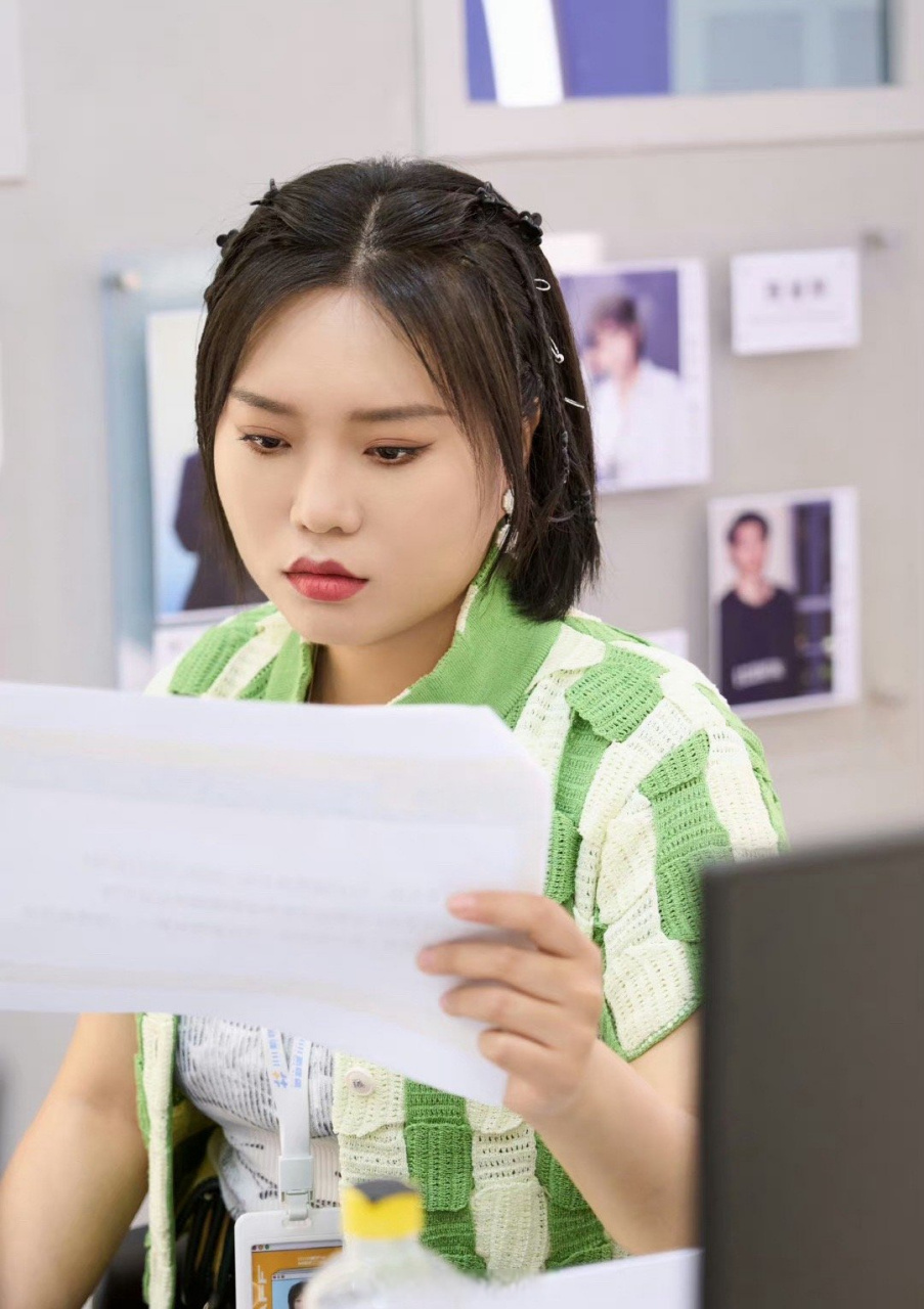 李雪琴高中扎马尾照片# 有网友晒出了李雪琴高中时扎马尾的照片,睹换