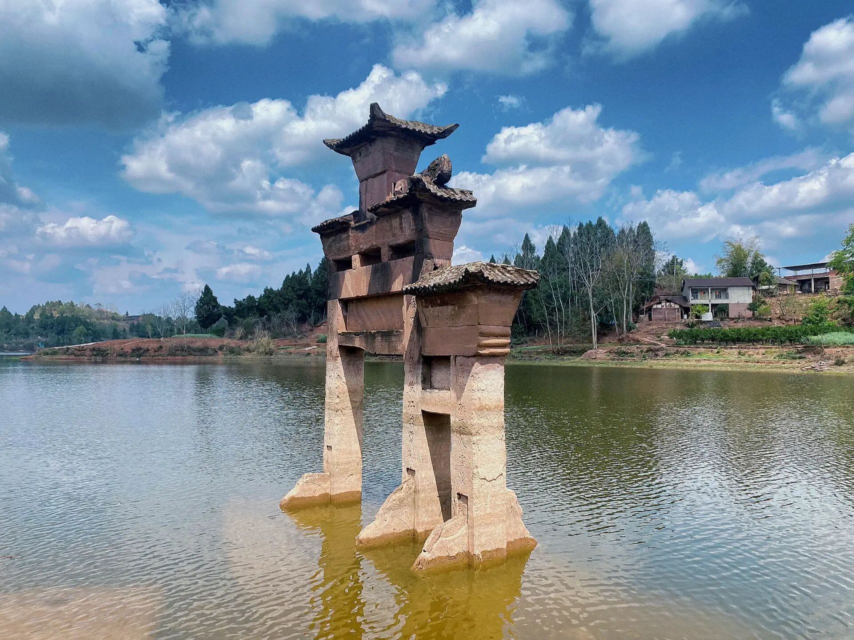 大圣桥牌坊位于资阳市雁江区中和镇,建于清代,坐北向南,为四柱三间五