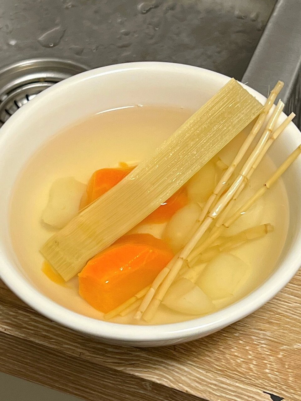 97竹蔗茅根马蹄润肺水!