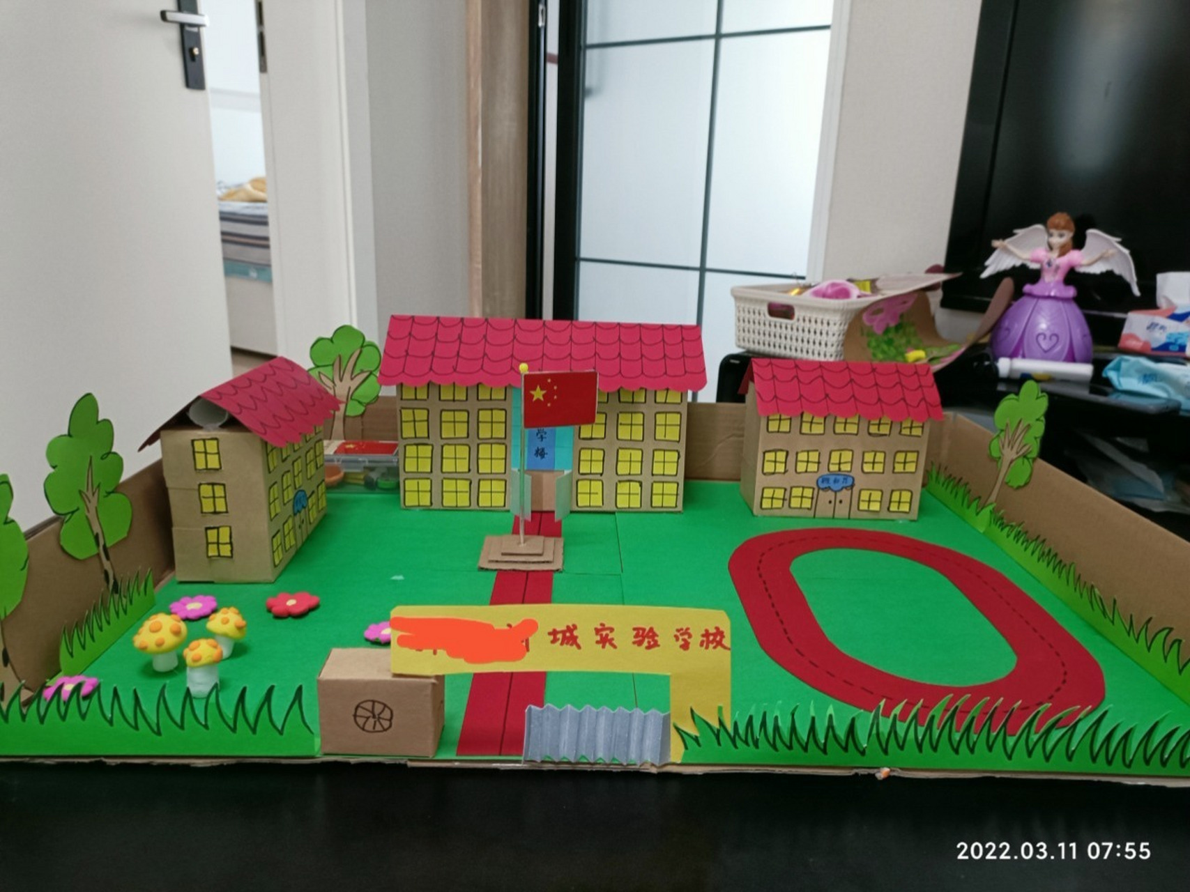 闺女的幼儿园手工作业——我心目中的小学,比照他们隔壁小学尽量还原