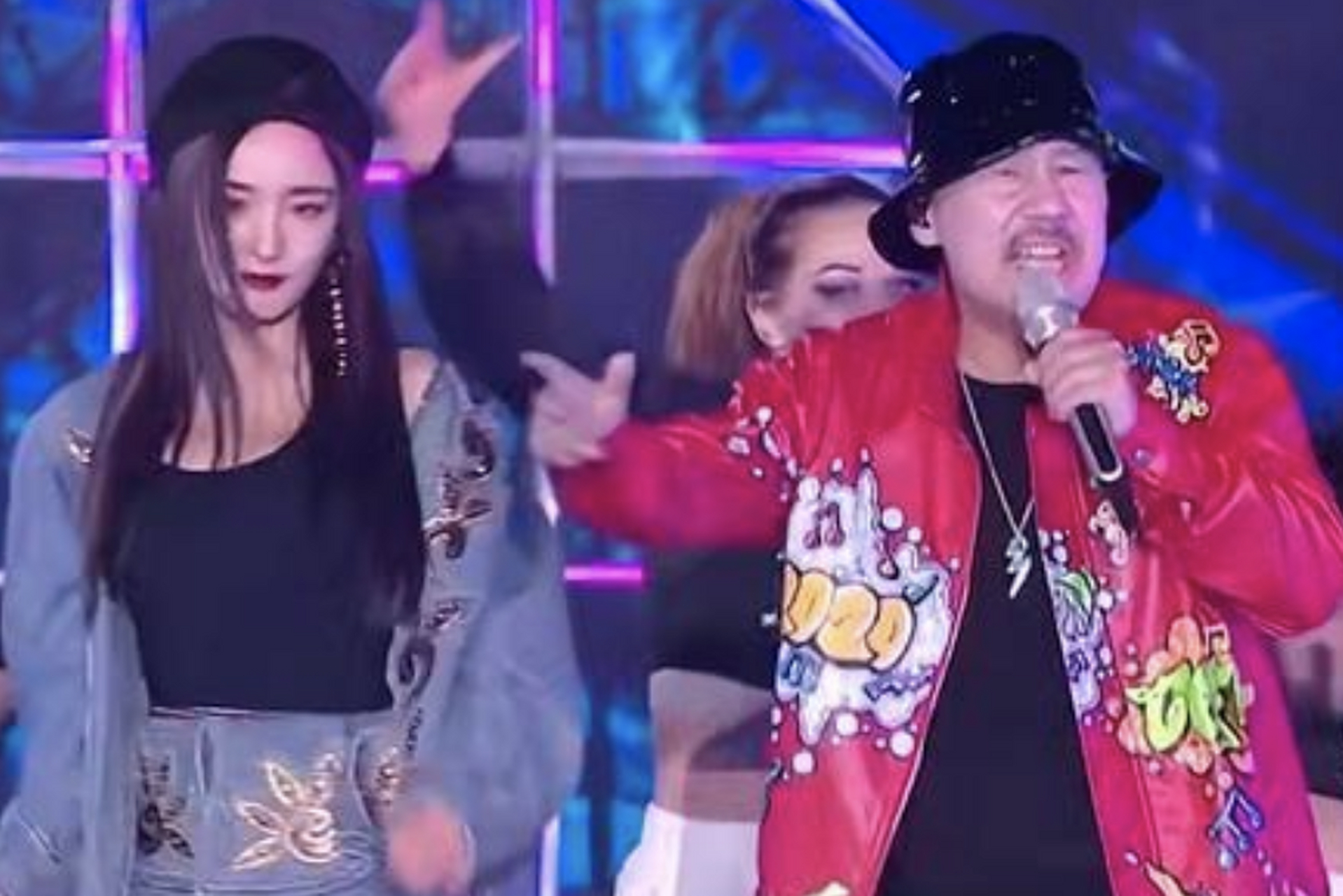 杨幂跨年与腾格尔挑战嗨曲《野狼disco》,造型惊艳嗓音特别