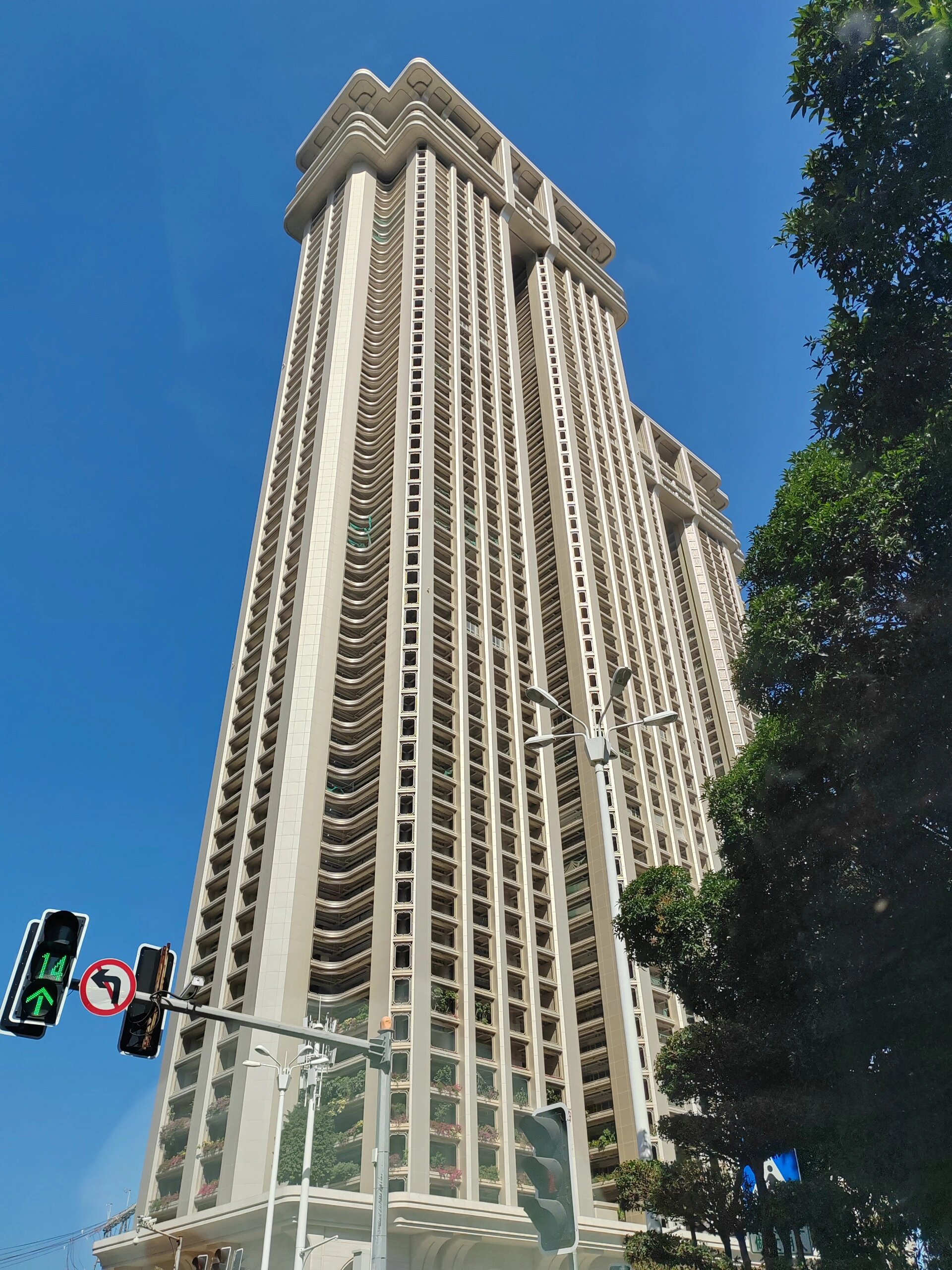 路过厦门第一豪宅,帝景苑 听说价格5000w~2y,打底400平起步,一平大概