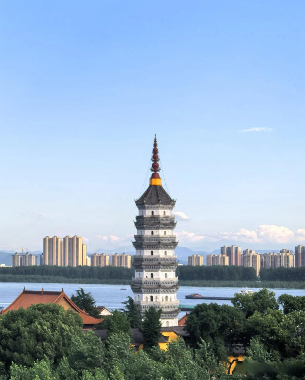 在安庆市迎江区的长江岸边,有一座历史悠久的迎江寺,寺内矗立着振风塔