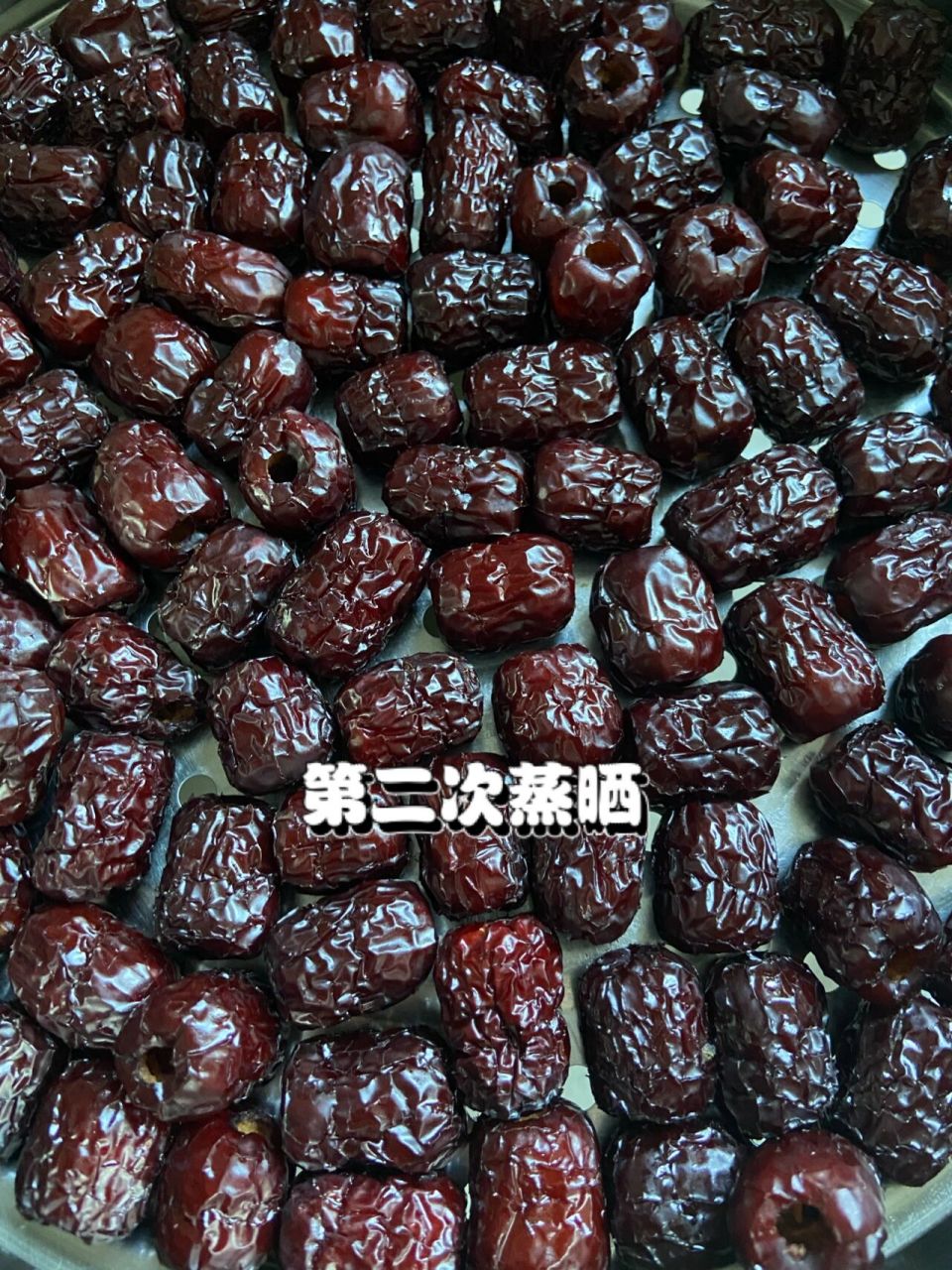 三蒸三晒的红枣  买了哈密的大枣用来煮水喝,河北的小枣就用来蒸着吃
