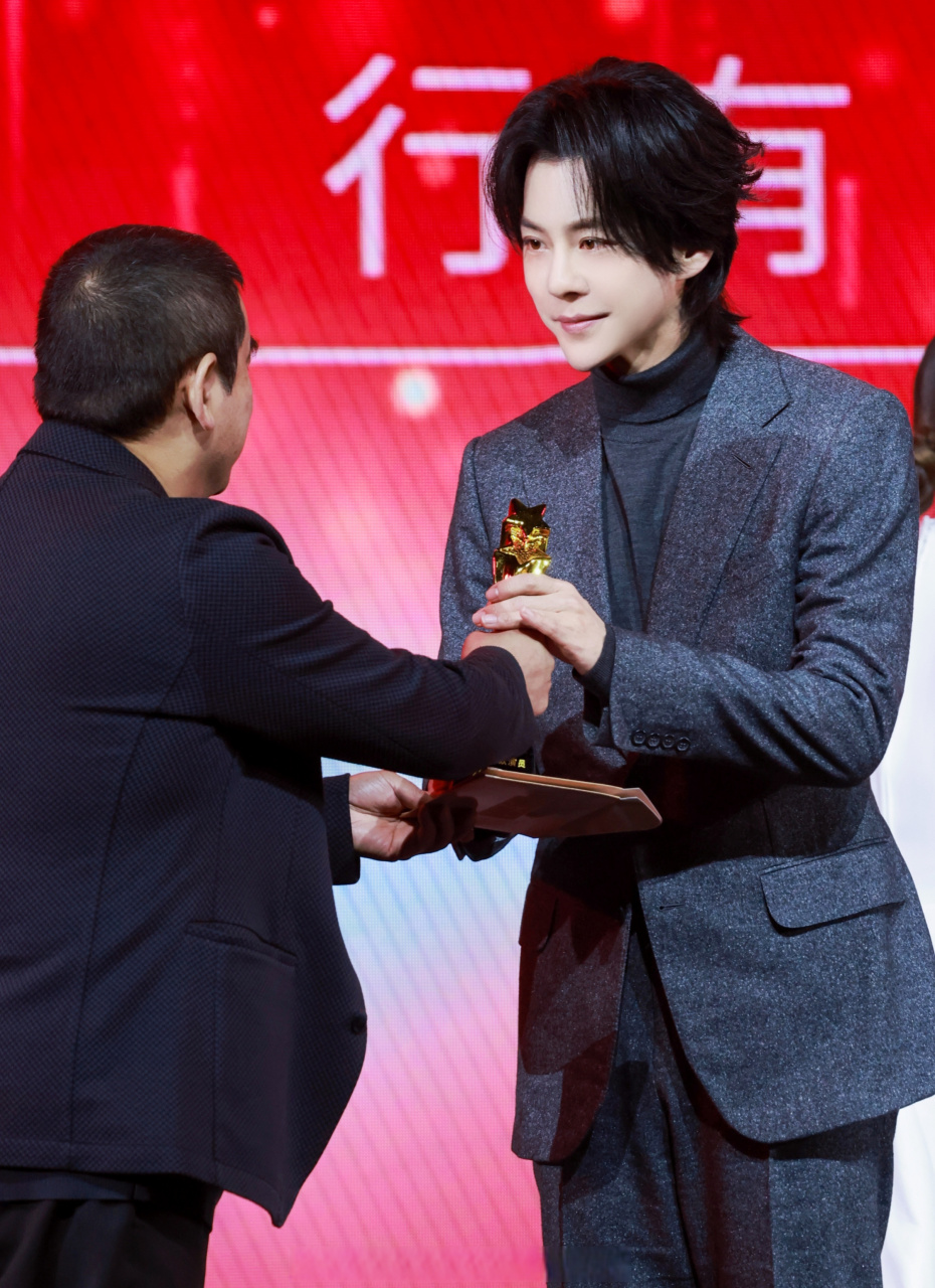 徐海乔超话   星月榜样盛典&年度飞跃演员  徐海乔