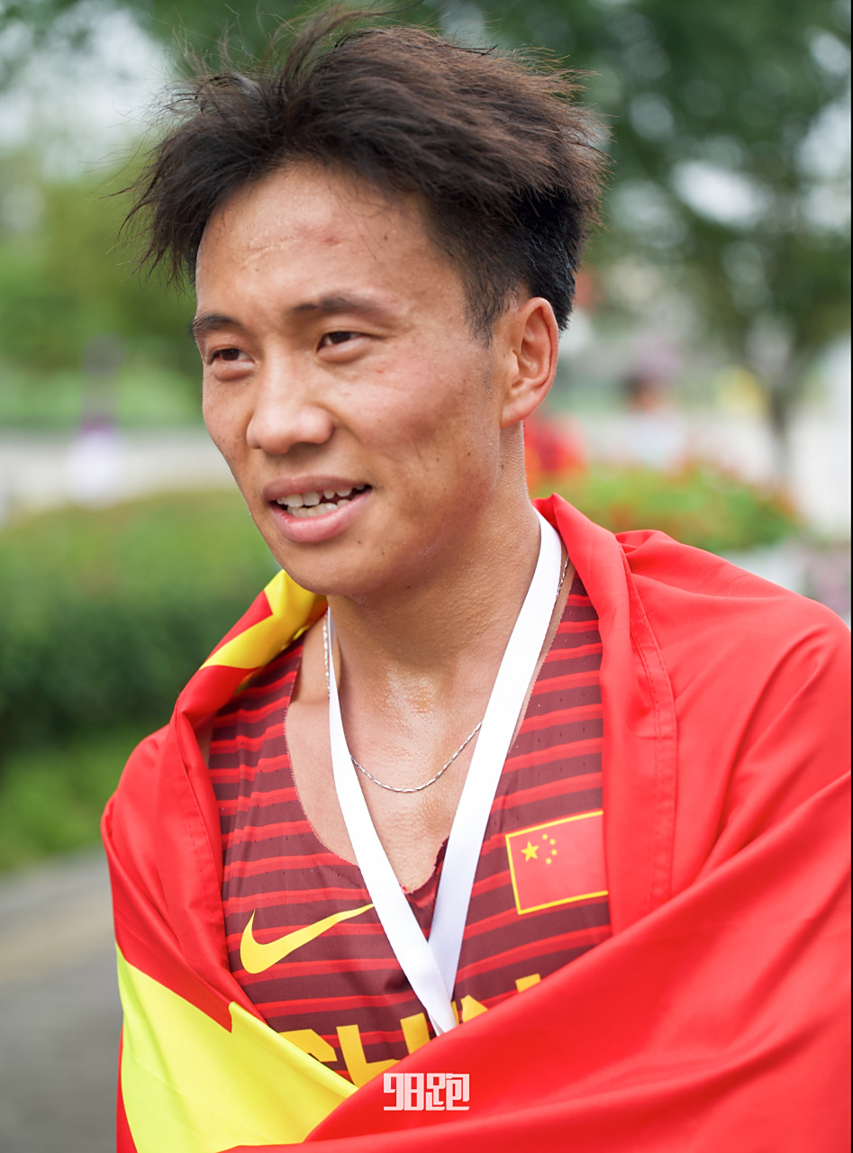 98跑陪你聊跑步##何杰男子马拉松金牌