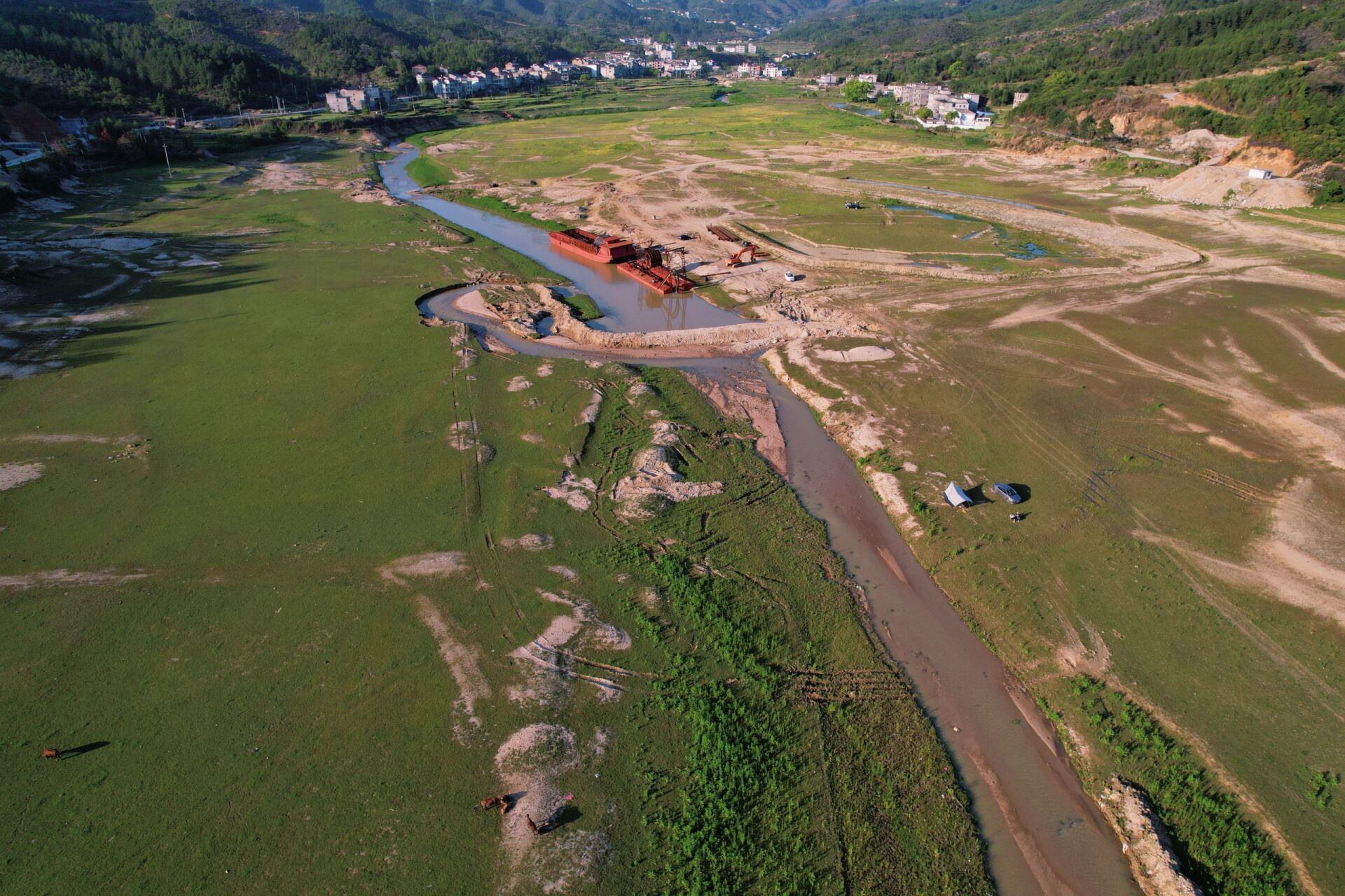 灵山脚下的青青草原 没有花海的茗洋关水库 就像一片被人遗忘的失落