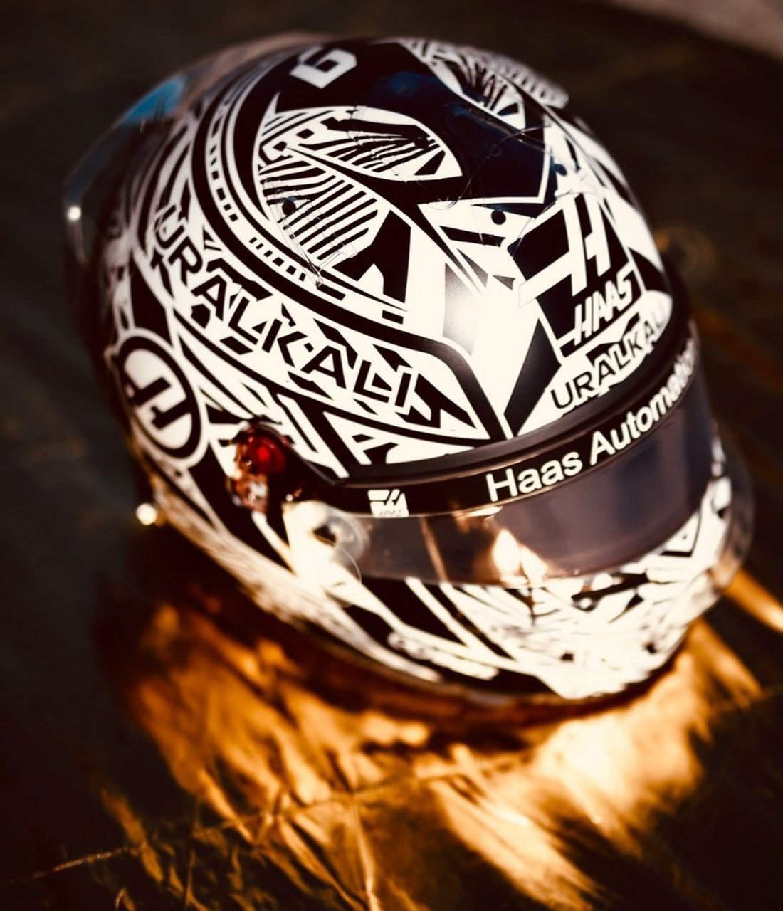 【f1】哈斯车手尼基塔·马泽平将在巴塞罗那季前测试中使用"斑马"涂装