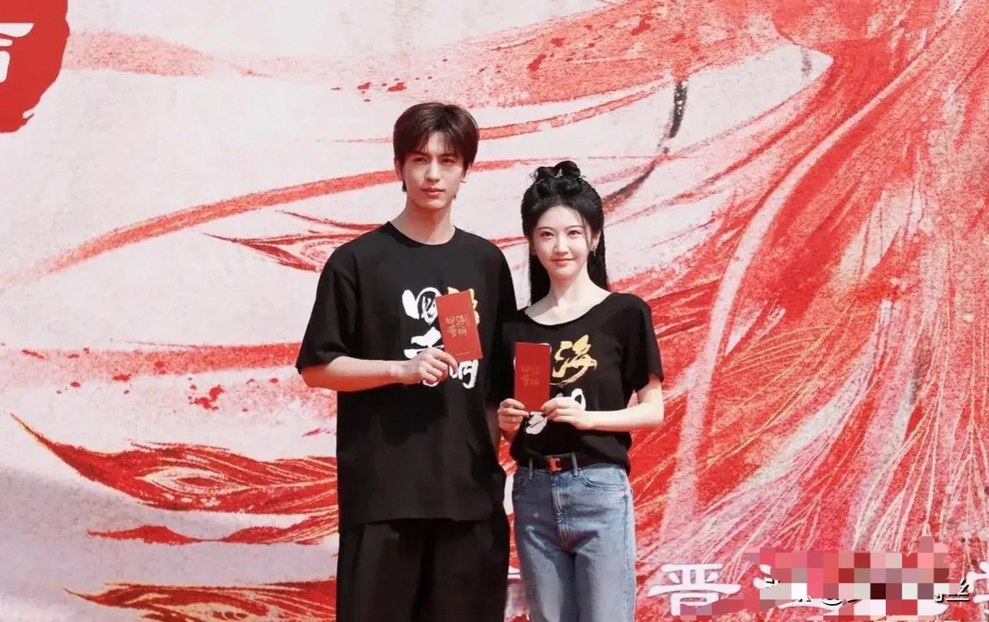 景甜太瘦了,加上本身不算高,现在看起来有种头大身小的失重感.