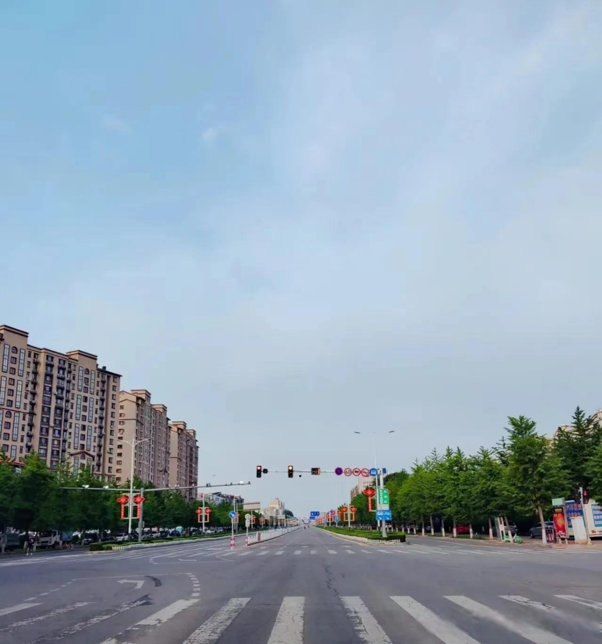 葫芦岛早晨的龙湾大街