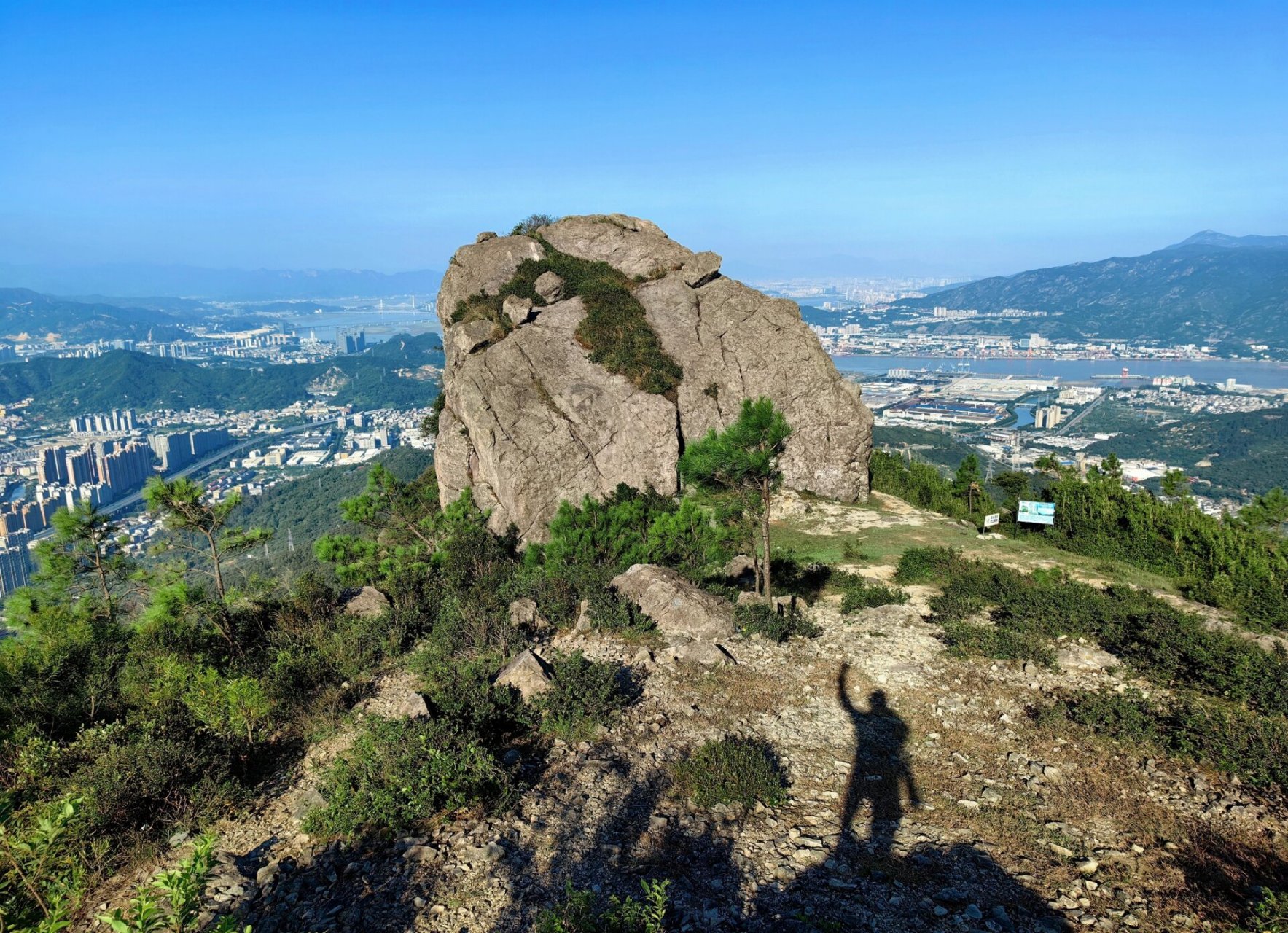 巨石凌空,只可惜原来可以攀爬上去的大铁链已经被撤掉,就在"云梯"位置