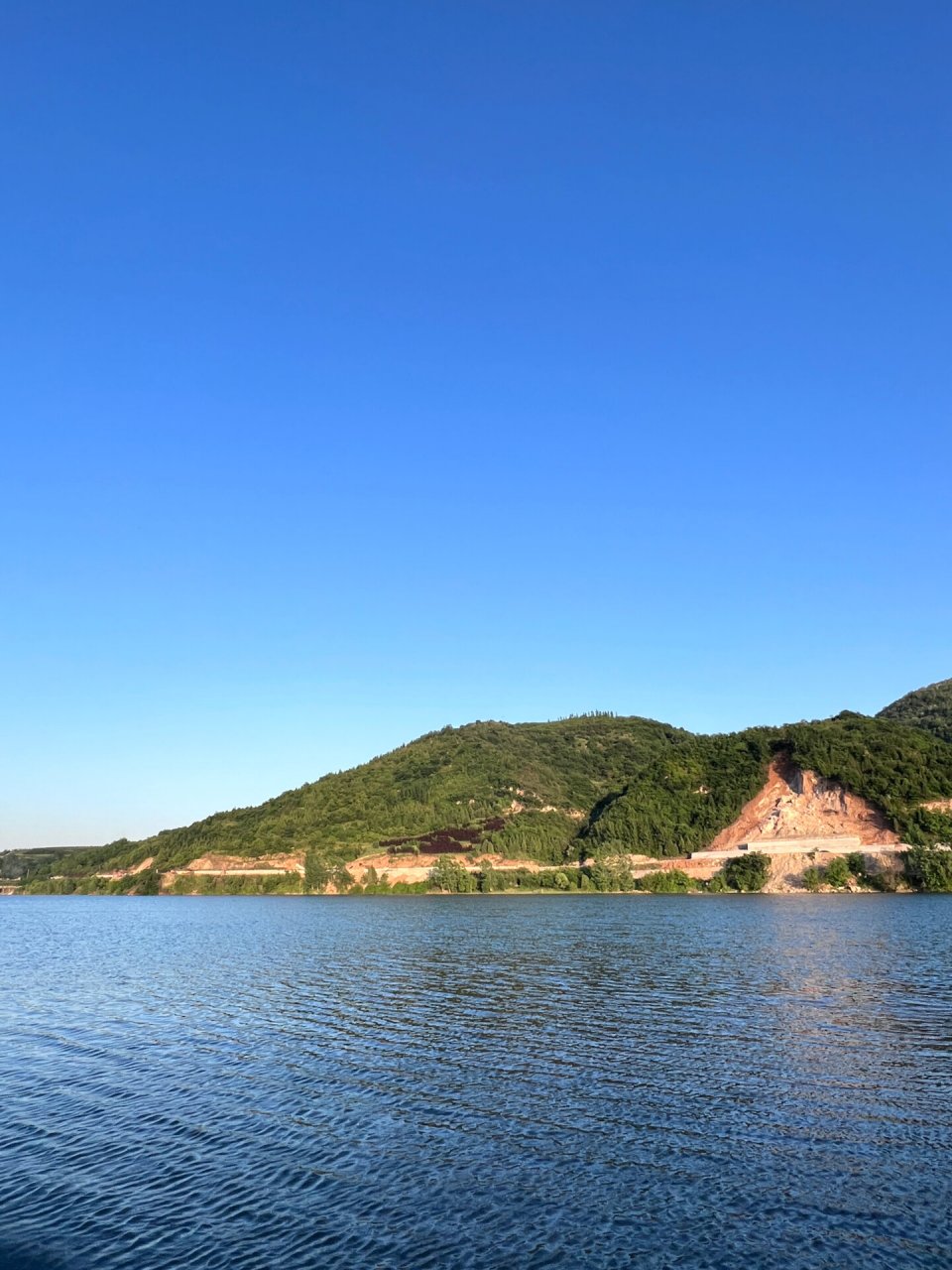 附地图标注 导航搜:西骆峪水库,到了之后在停车场停好车.