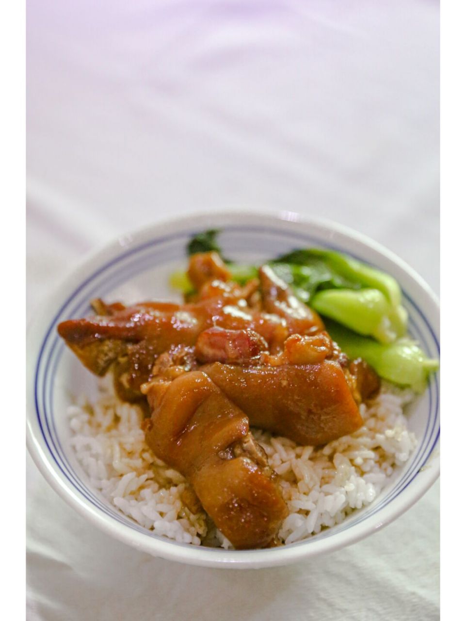 开店级别的卤猪脚饭 【材料】 	 前猪脚—1500克 葱段—15克 姜片—15