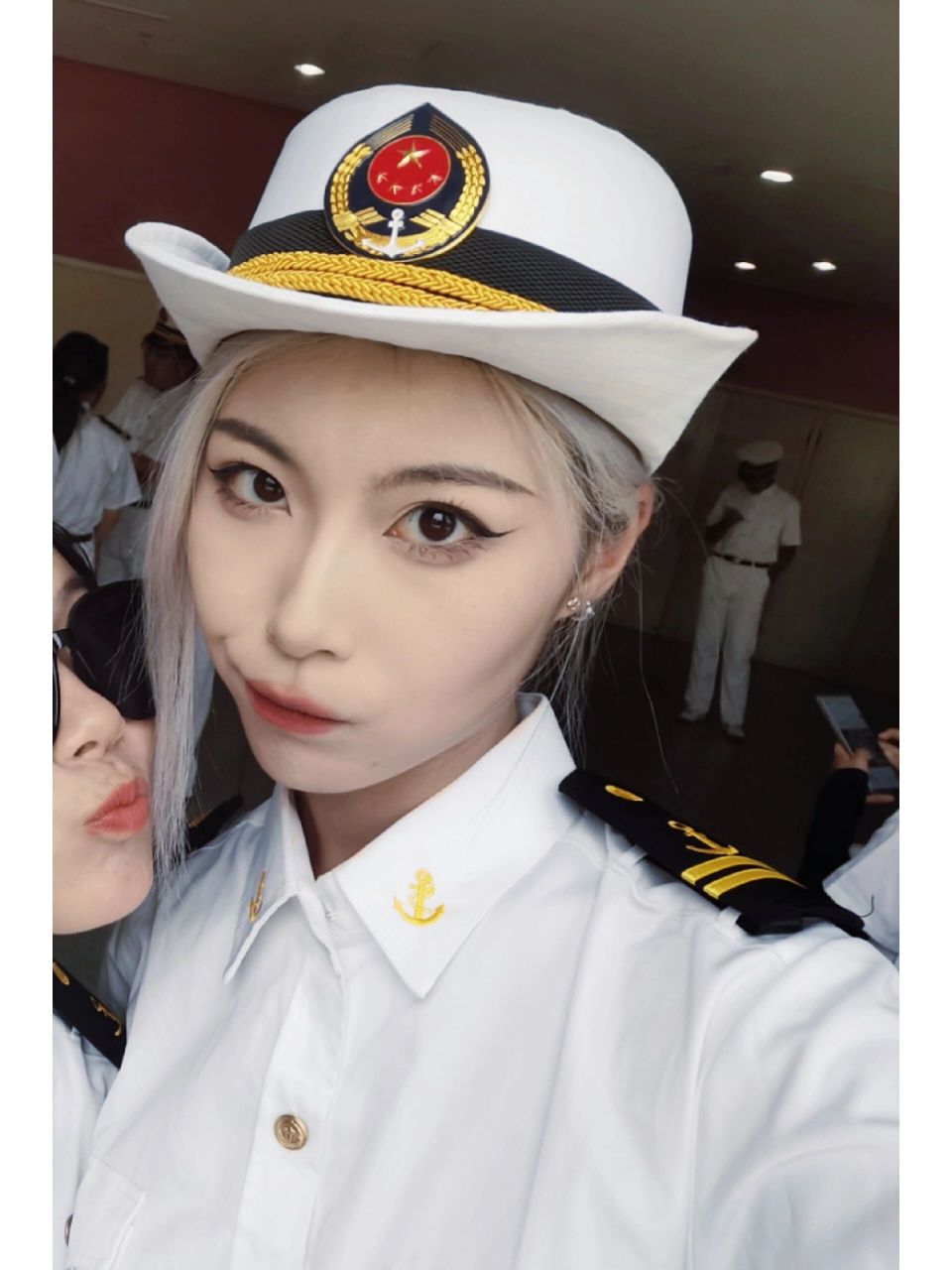 欢迎报考上海海事大学 校服还蛮好看的咧 军训 训鼠了.