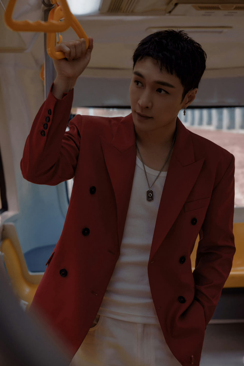 张艺兴红色西服 短发造型,是清爽干练大帅哥一枚呀 艺兴的侧颜线条好