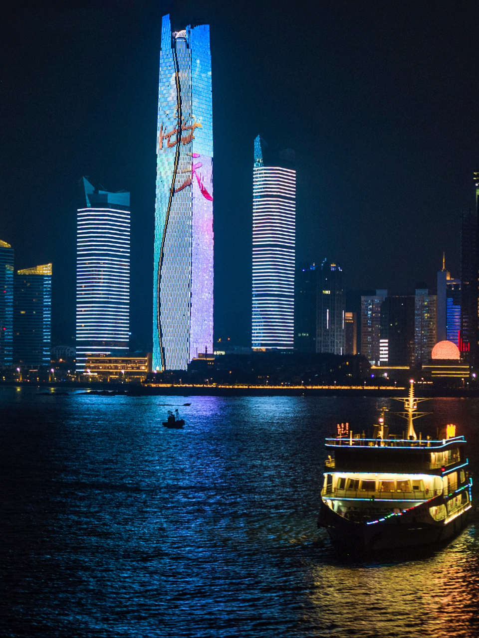 青岛必打卡|全国面积最大单体建筑灯光秀17 再一次被青岛的夜景震撼