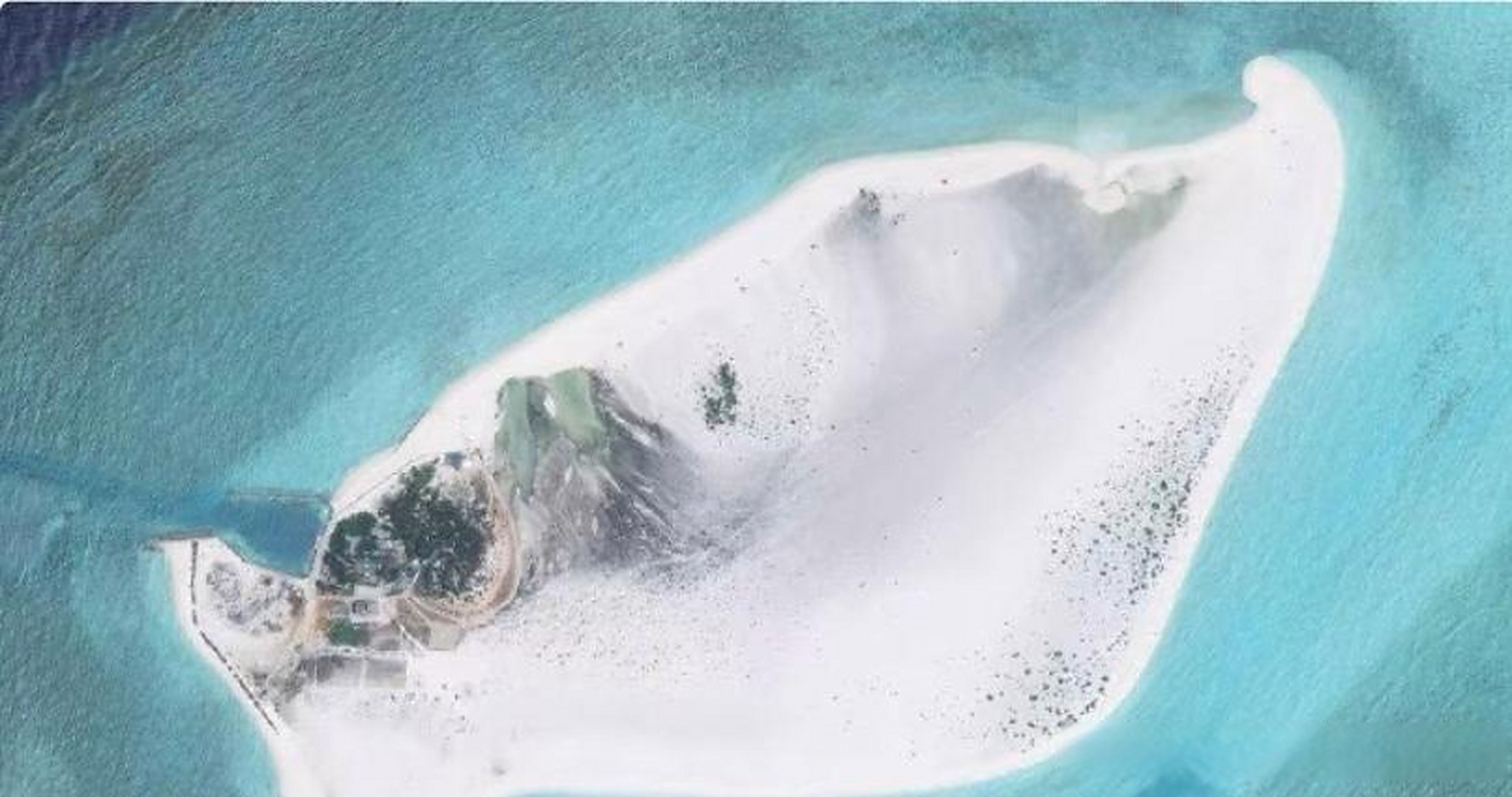 【中国开始在其控制的南海岛屿——中建岛上修建新机场】卫星照片显示