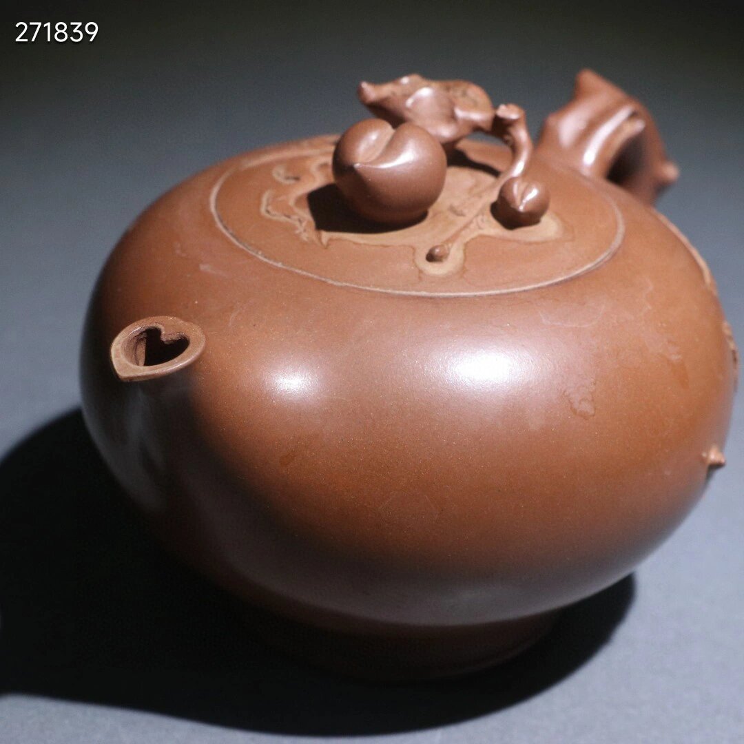 旧藏 汪寅仙  寿桃壶. 尺寸:17×12×11厘米