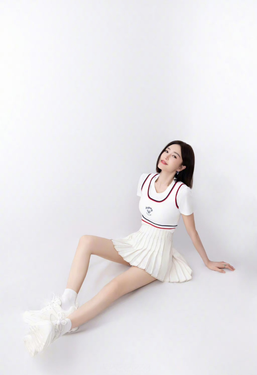 魏大勋女友粉吐槽秦岚穿百褶裙是为了迎合小男友装嫩,孟女真是质疑许