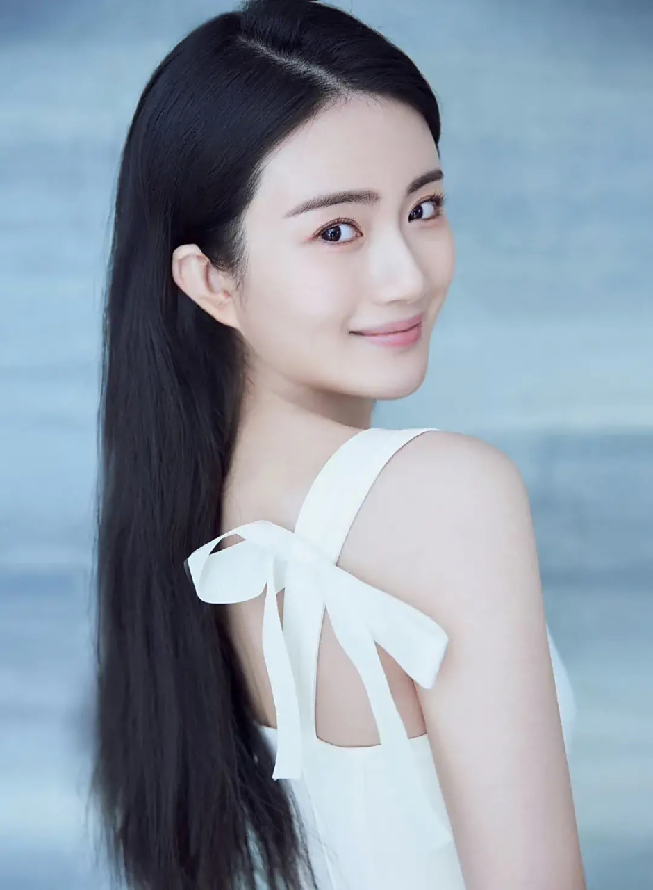 点开电视剧《梦中的那片海》的演员列表,发现饰演叶芳的演员特别漂亮.