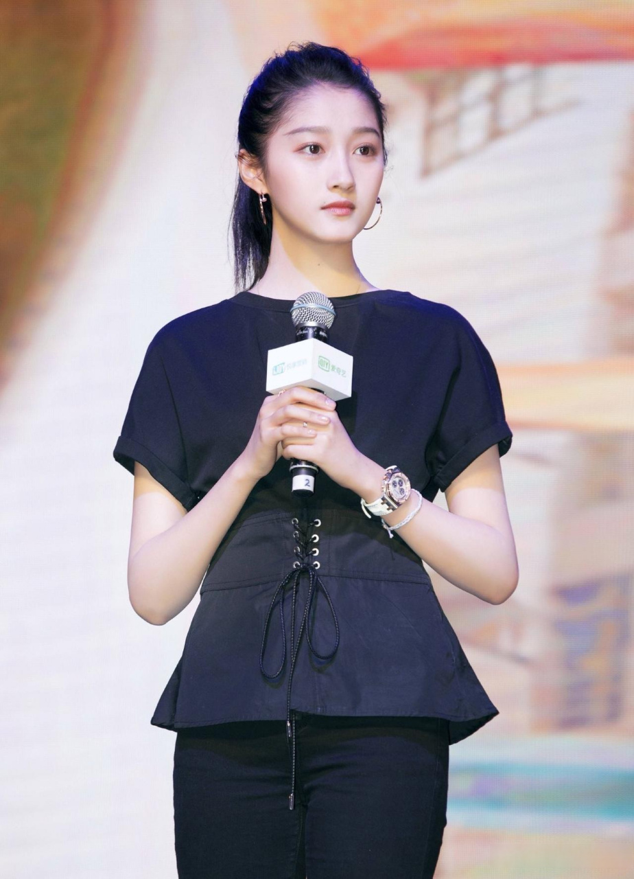 关晓彤出席活动中佩戴的是一款ap皇家橡树离岸型腕表,型号26234sr.