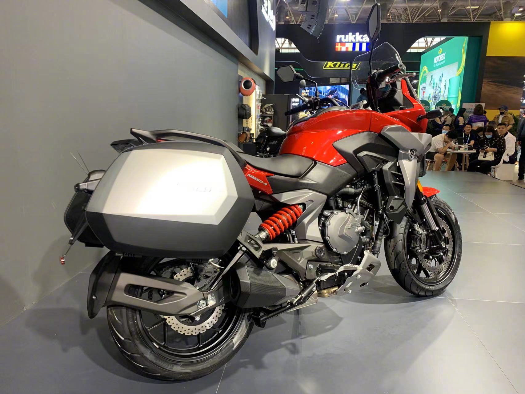 在2023北京摩展上,宗申赛科龙rx650升级多项电控配置,售价47800元;ra