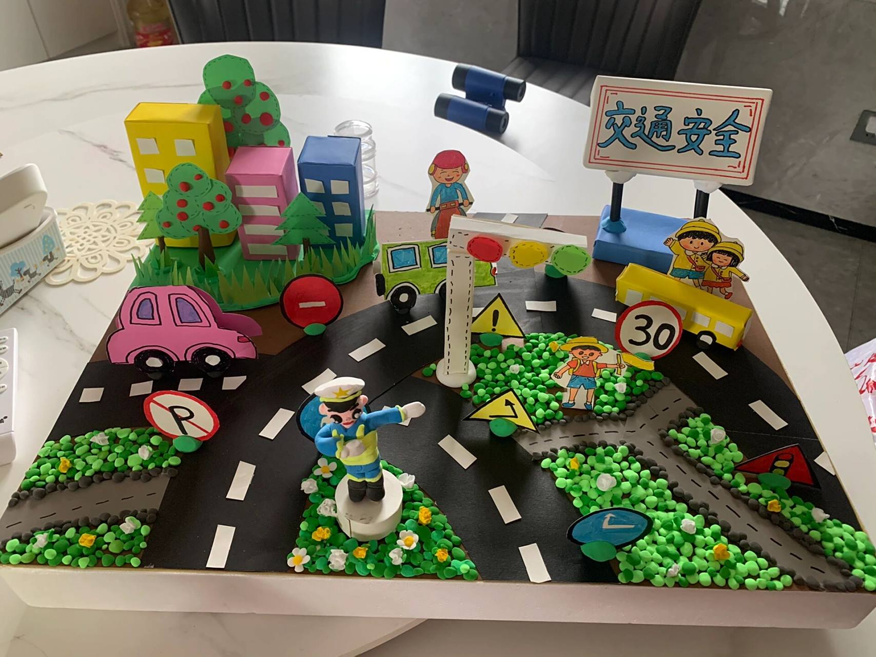 幼儿园作业交通安全手工作品  # 做了1天,用卡纸和轻粘土完成73