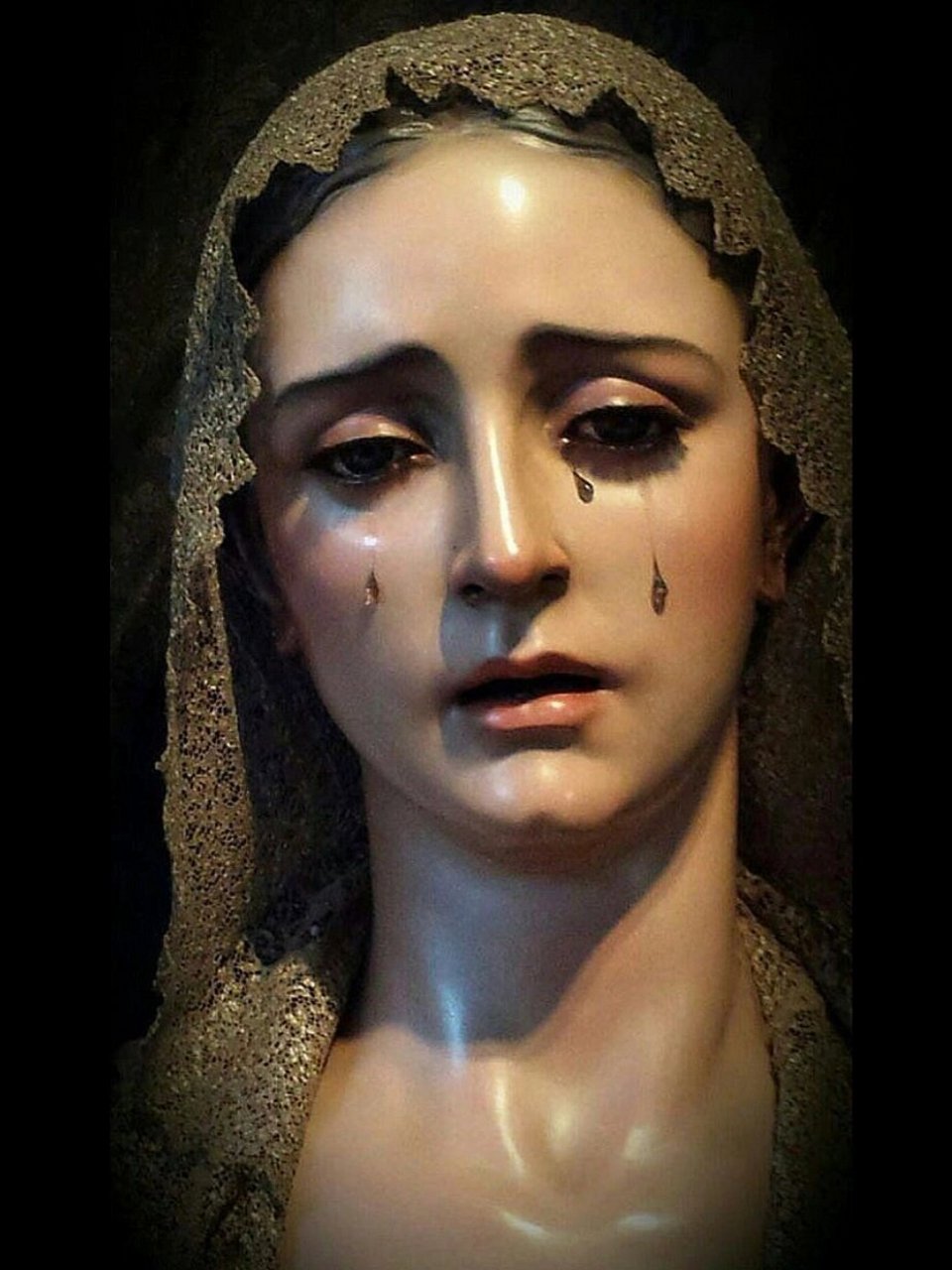 流泪的圣母 93圣母流泪的形象在教堂中很少见,大部分时候圣母的神情