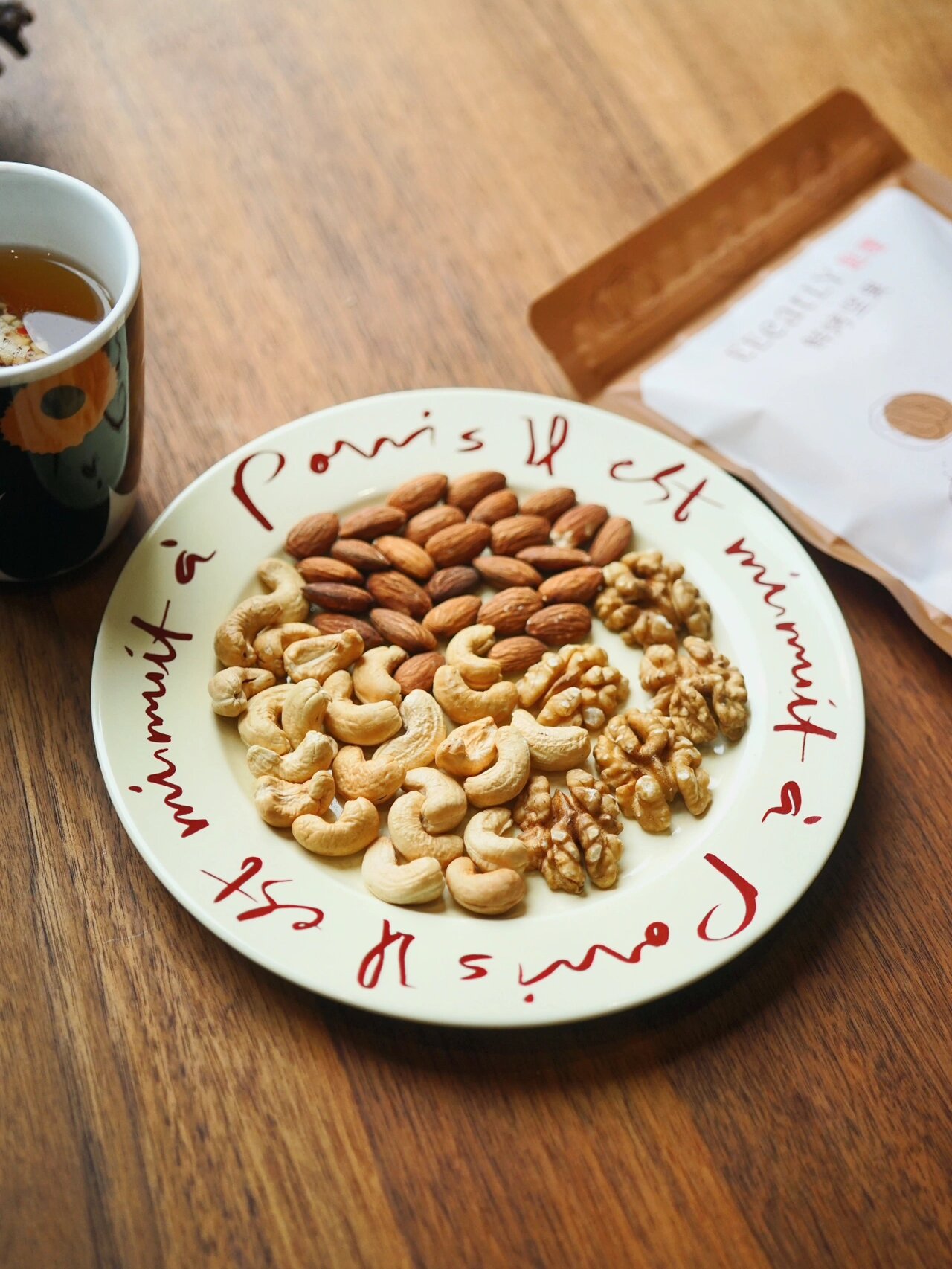 喝茶看雪吃坚果晒太阳 尝了新品坚果的打烊,配上热茶看雪景,真是太棒