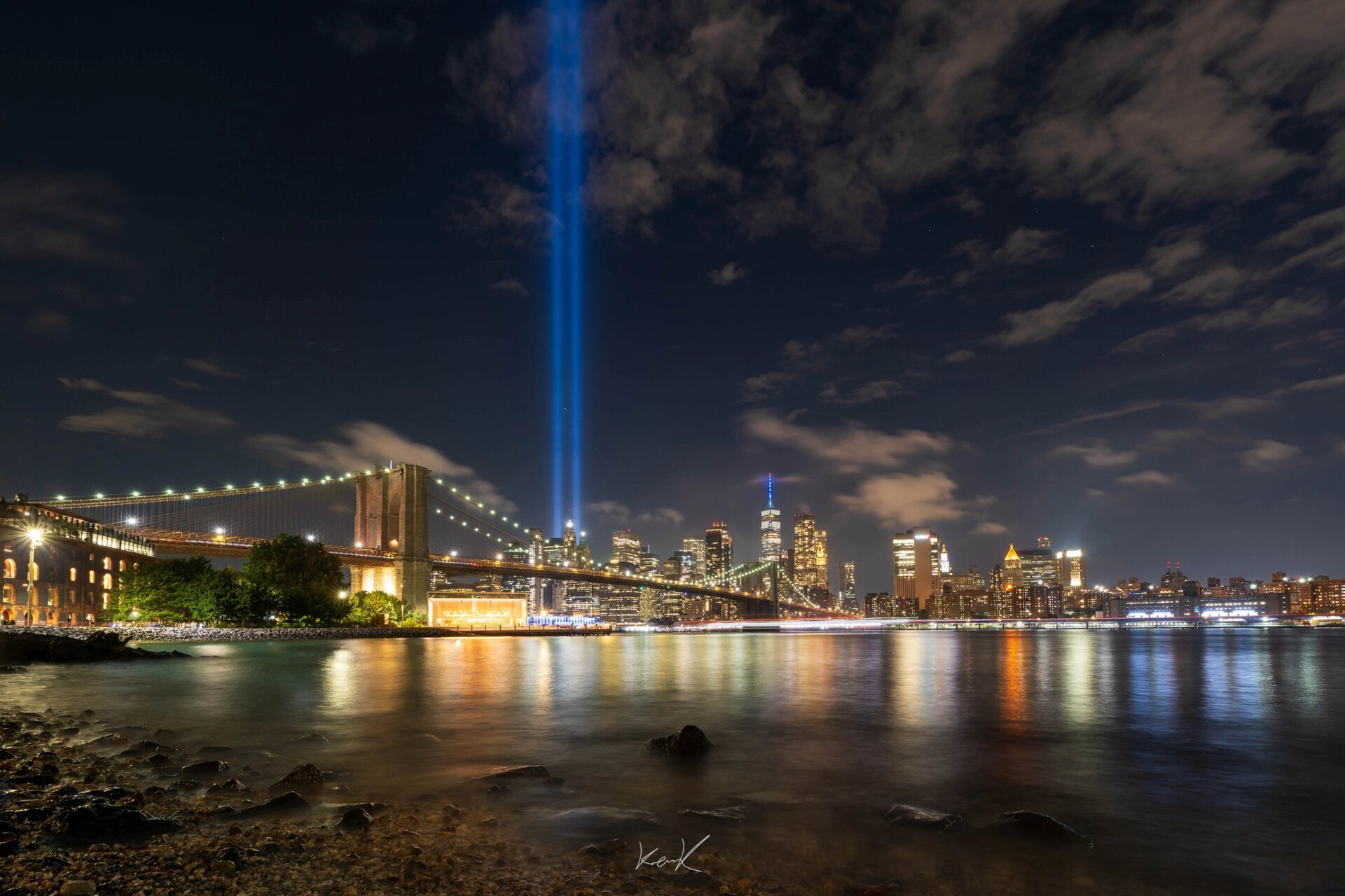 纽约911世贸双子塔纪念光柱 每年的9月11号,纽约世贸双子塔遗址都会冲