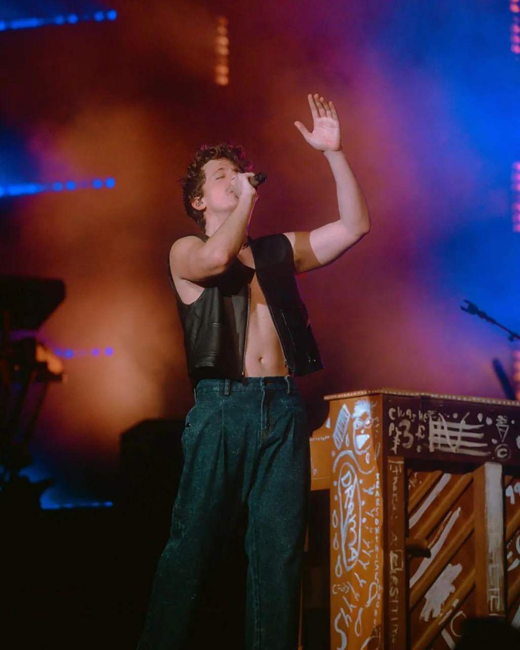 断眉 charlie puth 更新ins 穿女友裙子晒自拍,还表示有女友的好处就