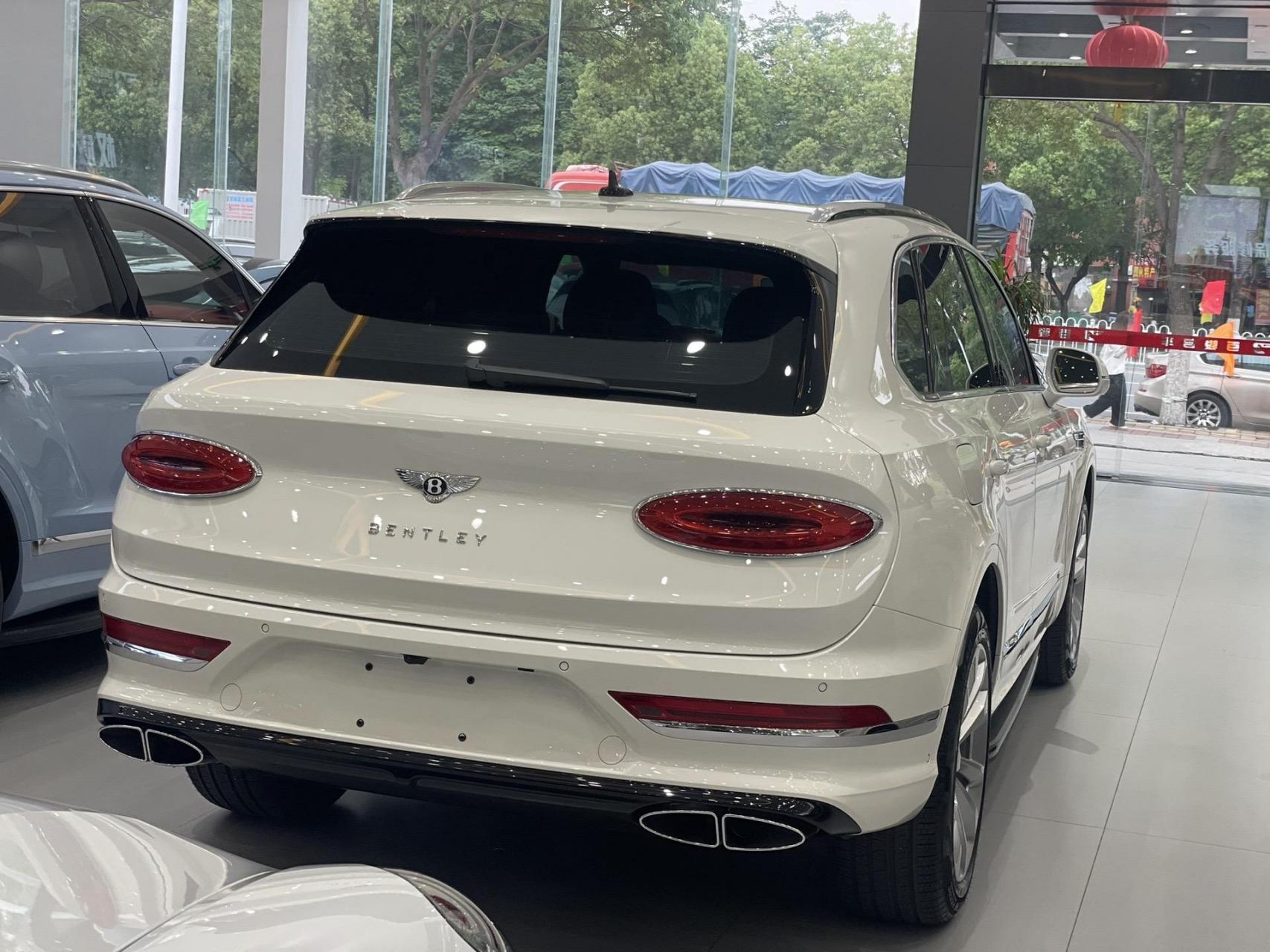 21年,宾利添越4.0t,中规,冰川白/板球红,仅0.9万公里 配色漂亮