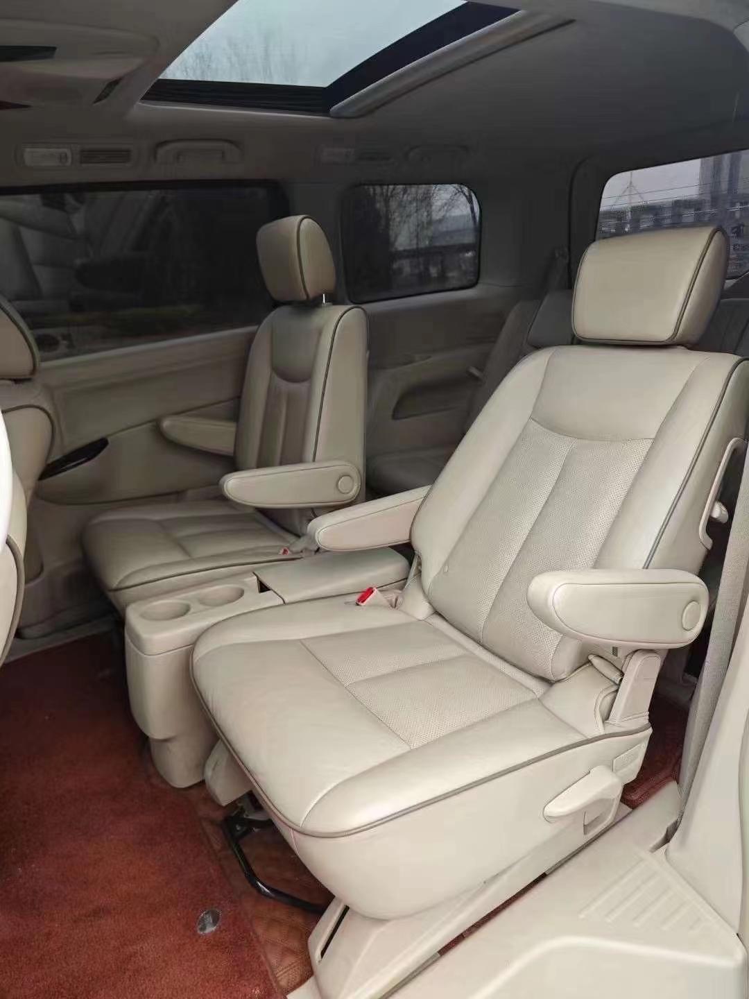 15年高端七座商务车尼桑贵士 3.