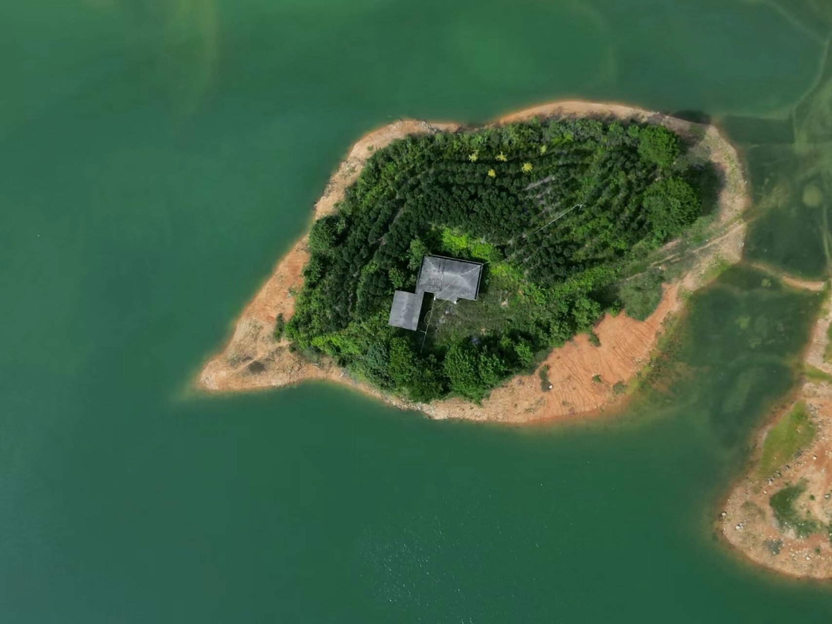 长汀溪源水库 位于长汀县涂坊镇溪源村.库区旅游乡村.