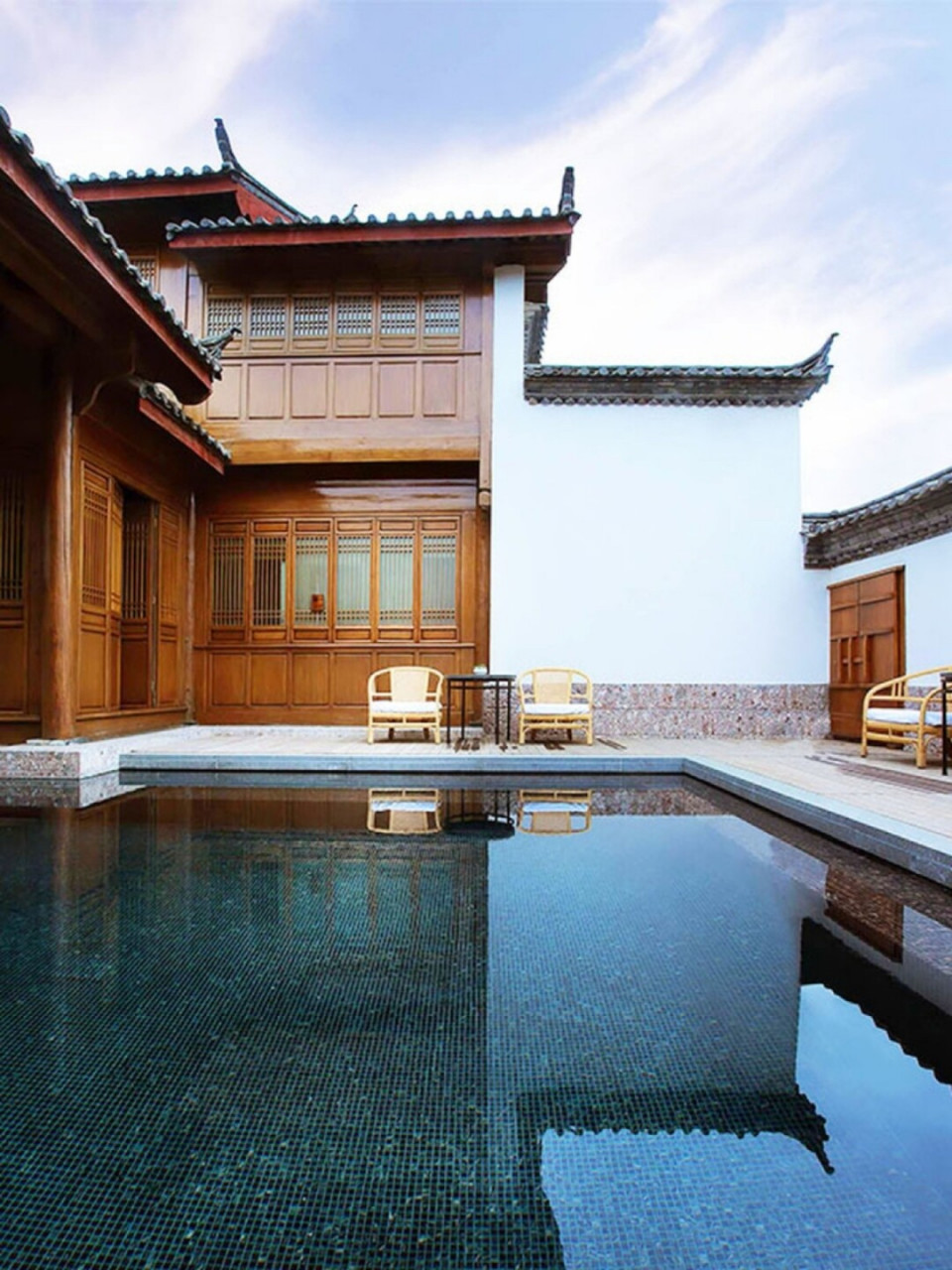 酒店设计由设计巨匠jaya ibrahim操刀,位于丽江狮子山顶的大研安缦