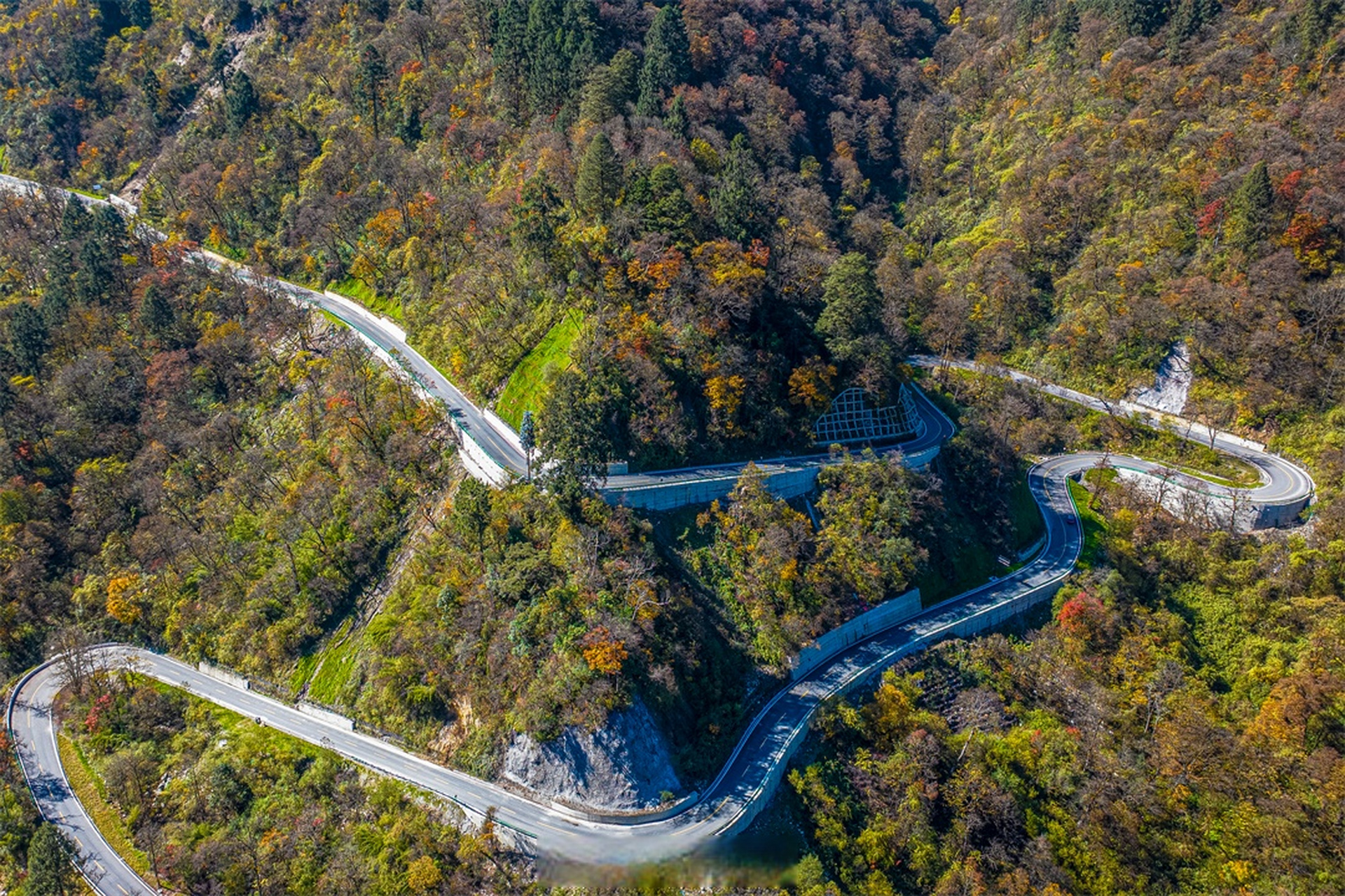 【海螺沟景区道路迎来首批旅游车辆】12月12日,位于四川省甘孜州泸定