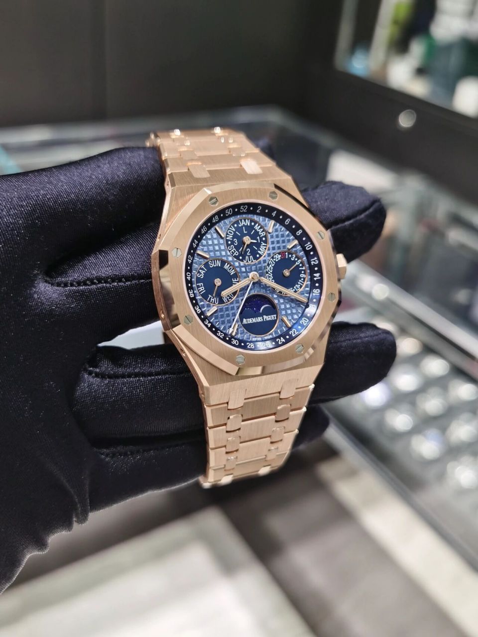 澳门买表攻略9890爱彼皇家橡树万年历 今天来介绍一款爱彼的万年