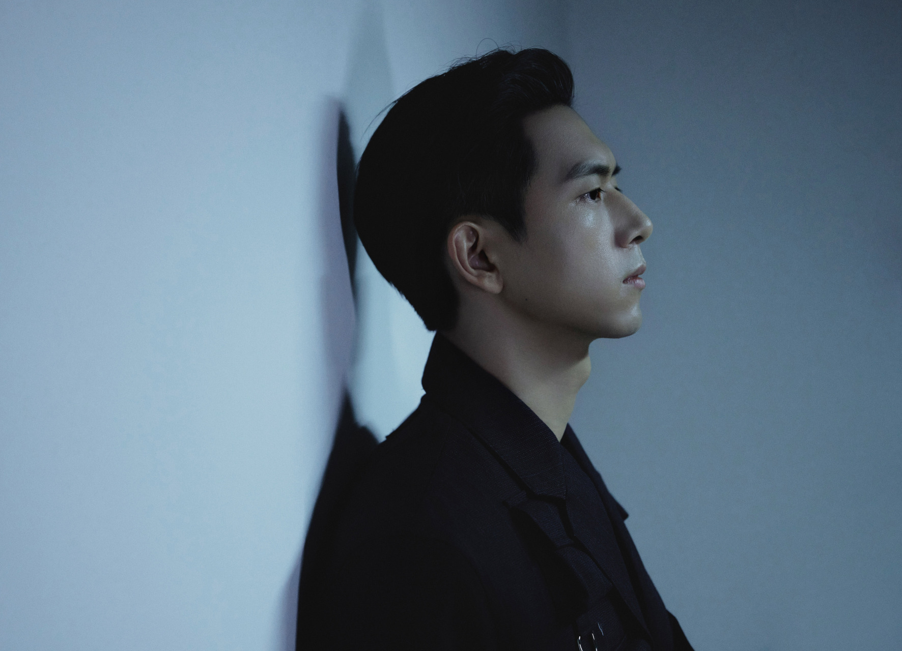 李现超话 78 #李现的ing# 黑白与明暗下,感受先锋与颠覆,经典的美学