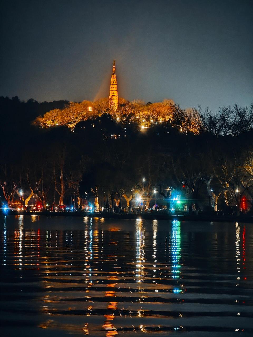 千万不要晚上逛西湖 西湖很美,但是晚上真的不是很好看,夜景平平无奇