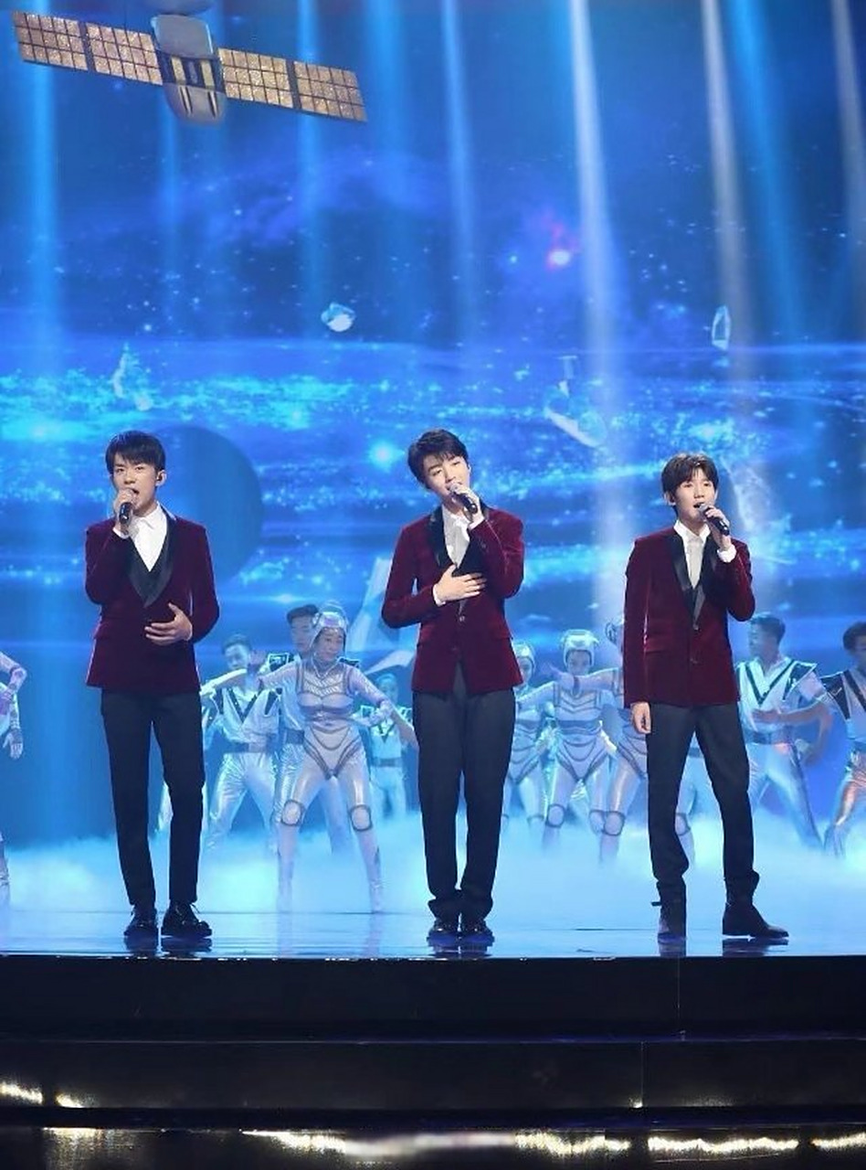 tfboys三只身高都不是很高,有差别,但是时代俊峰总喜欢把他们p成一样.